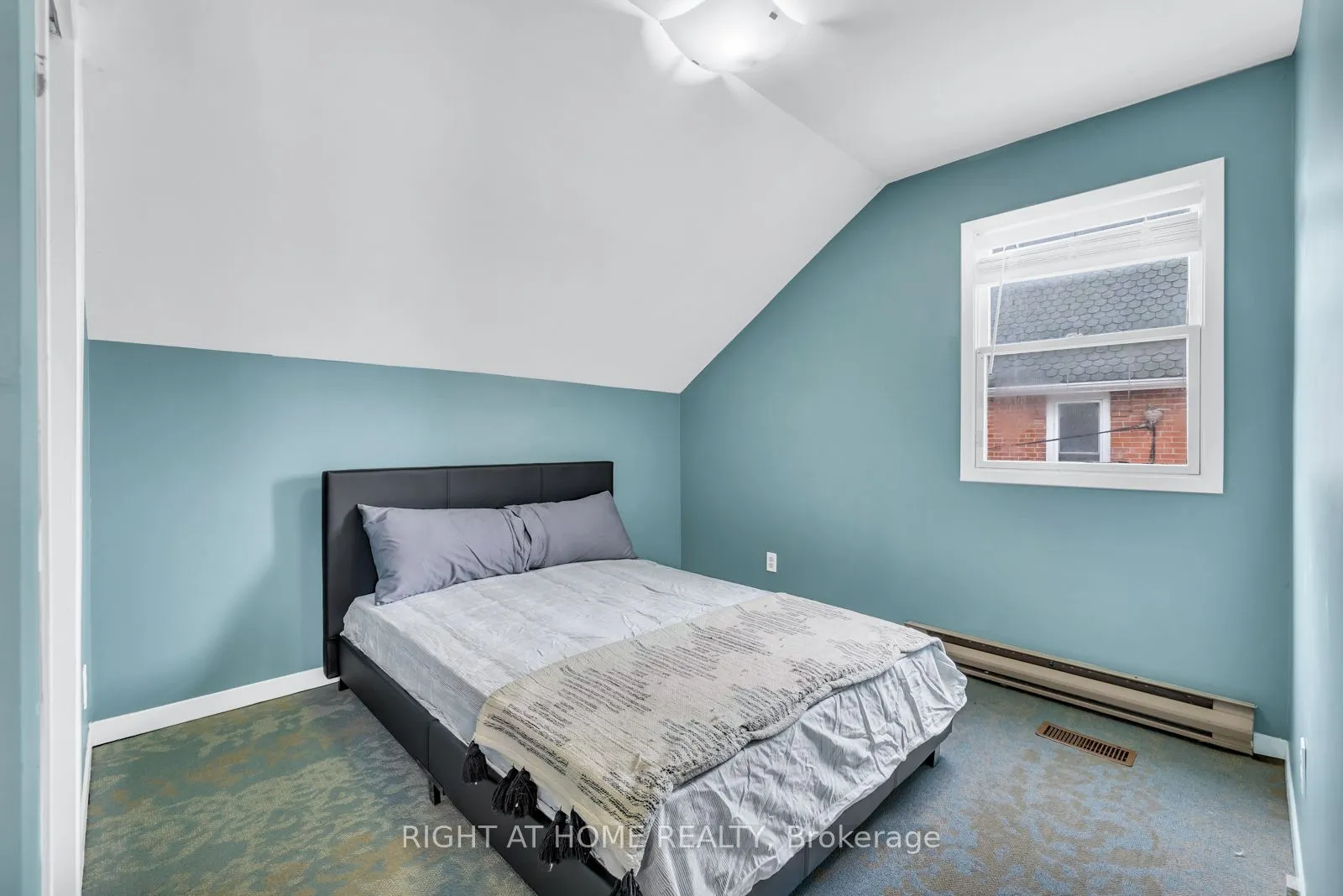 571 Kingston Road W