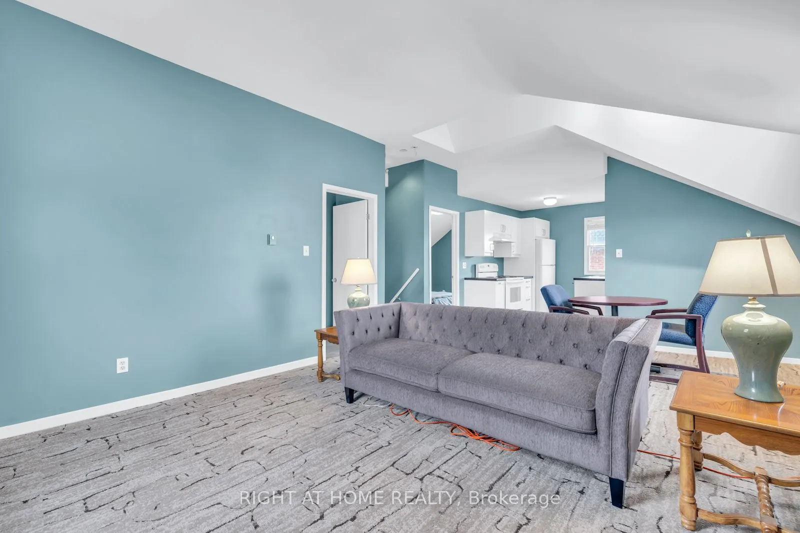 571 Kingston Road W