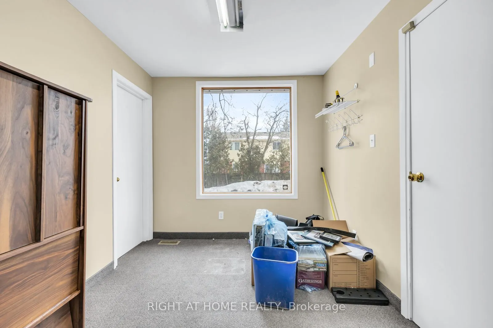 571 Kingston Road W