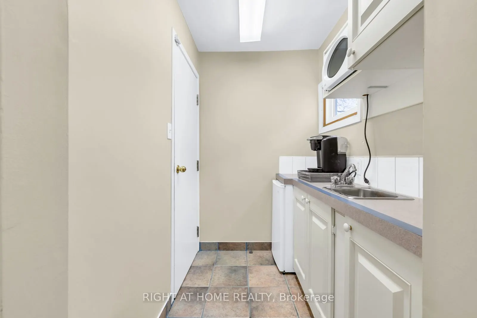 571 Kingston Road W