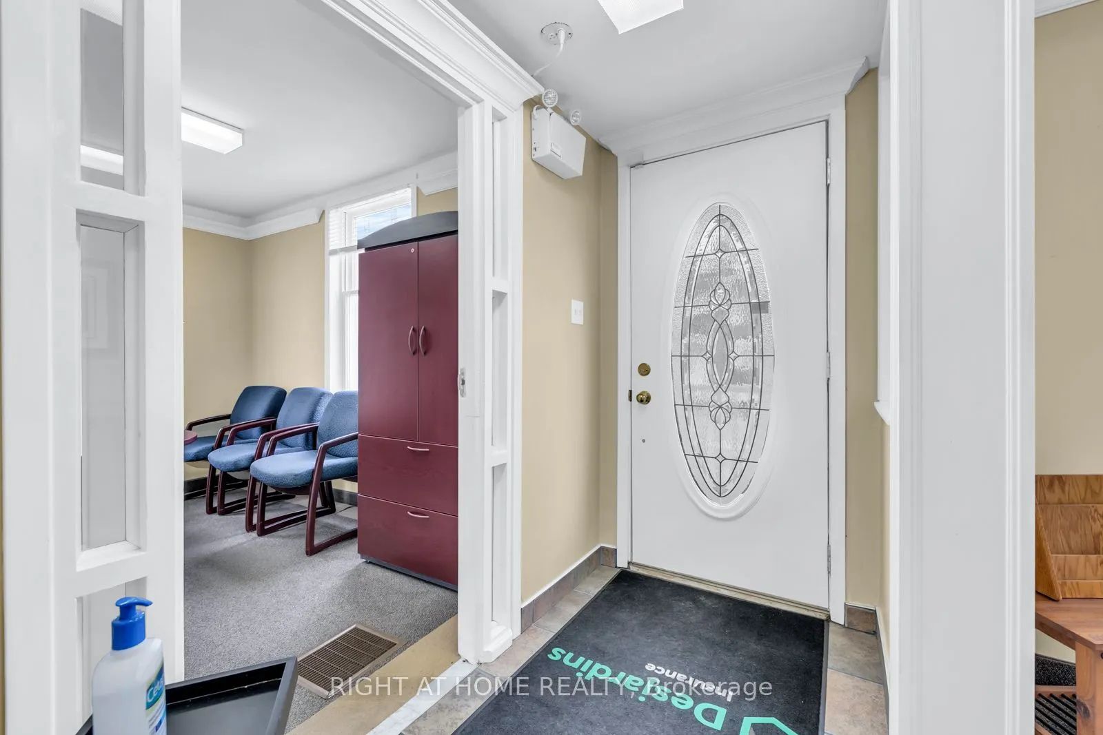571 Kingston Road W
