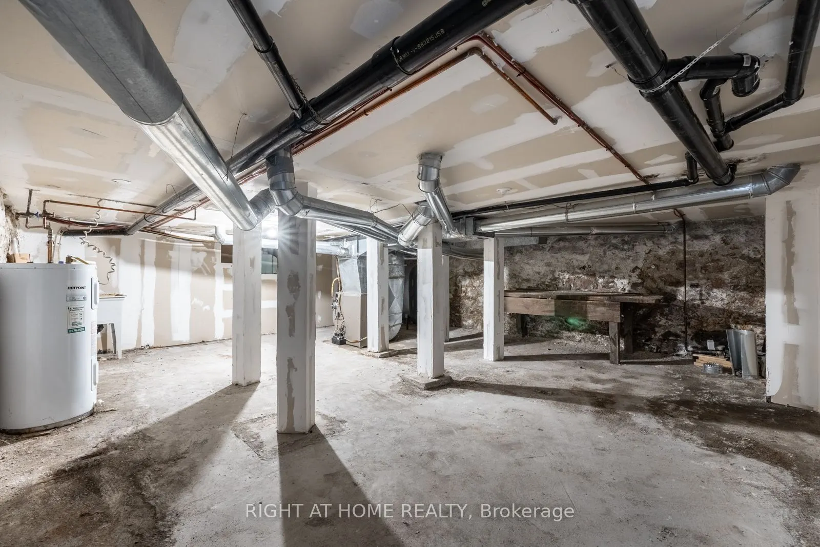 571 Kingston Road W