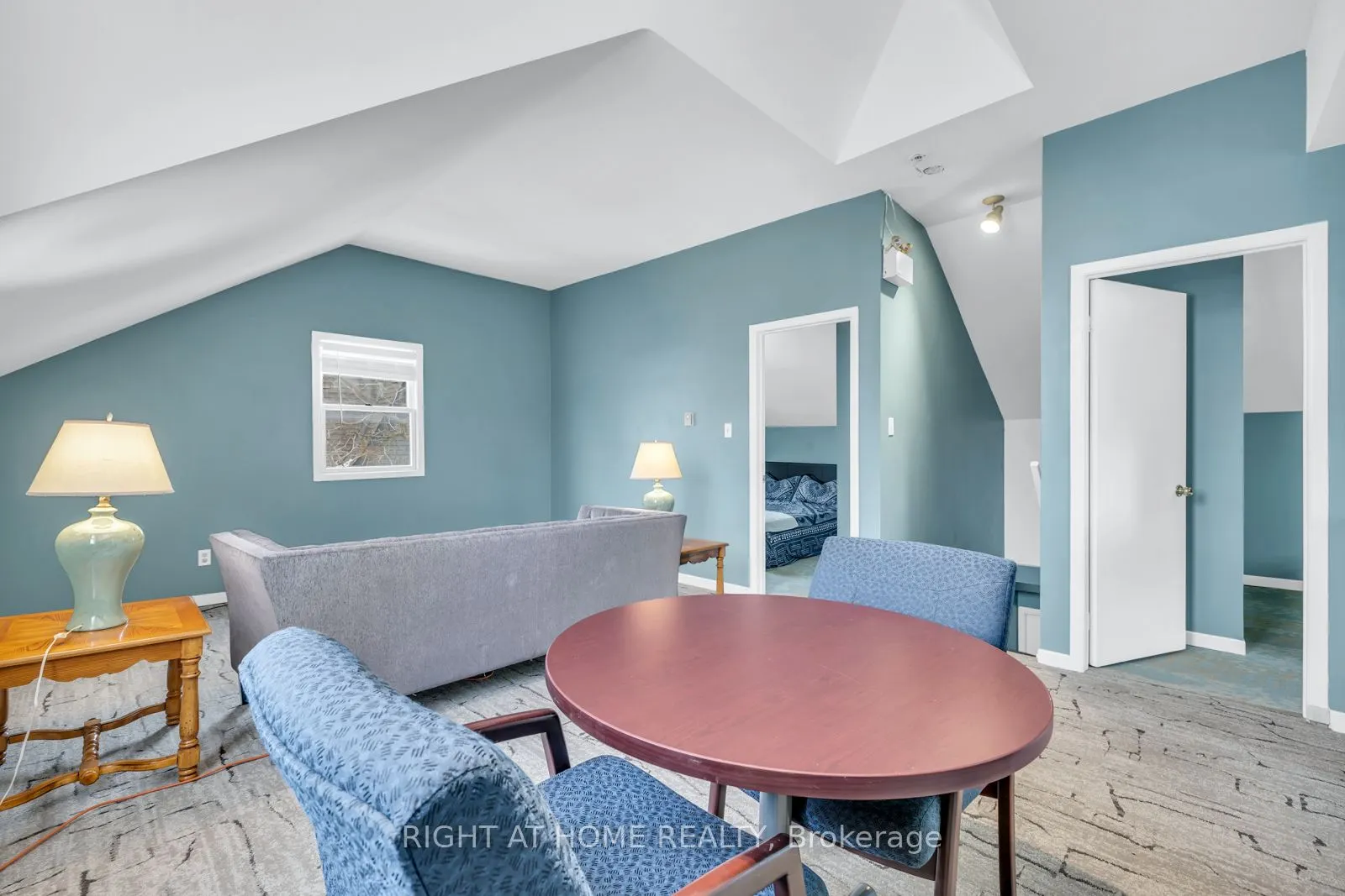 571 Kingston Road W
