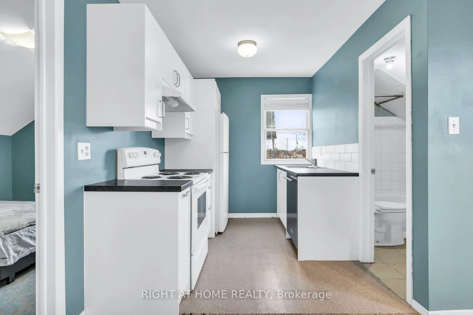 571 Kingston Road W