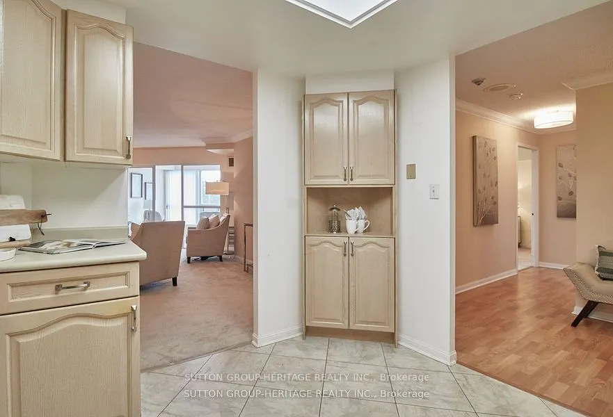 712 Rossland Road E, #401