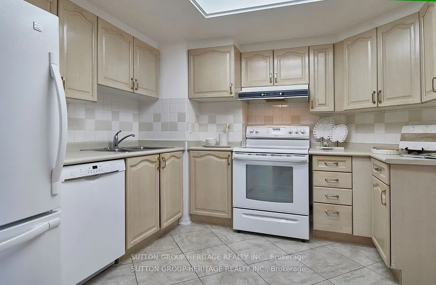 712 Rossland Road E, #401