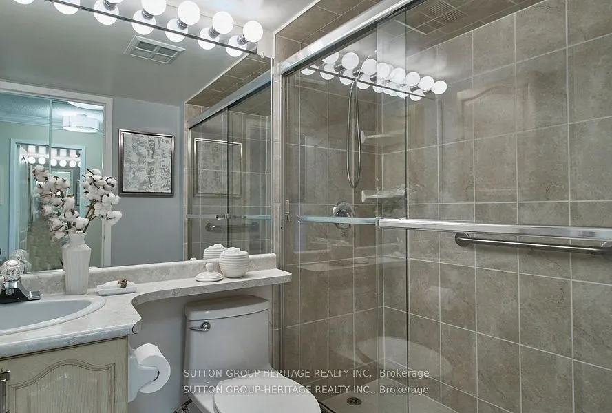712 Rossland Road E, #401