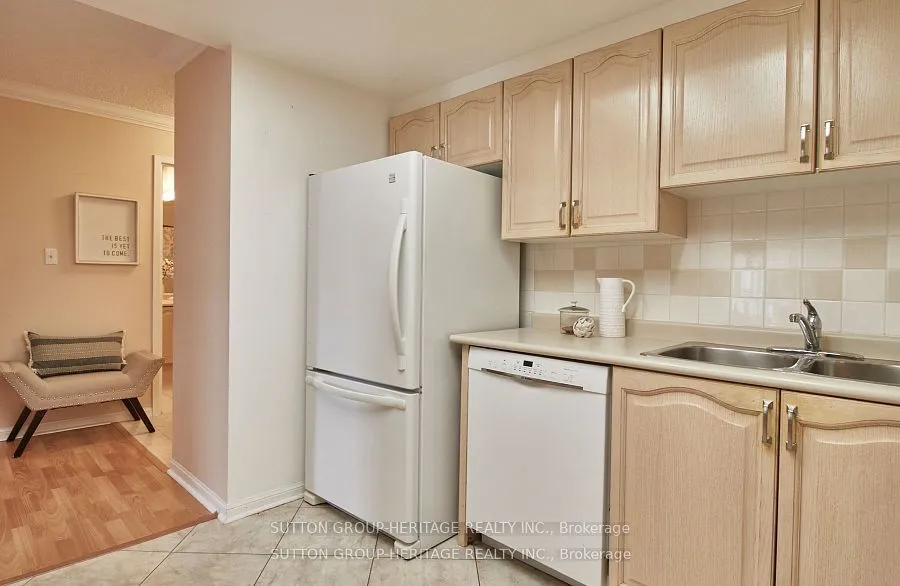 712 Rossland Road E, #401