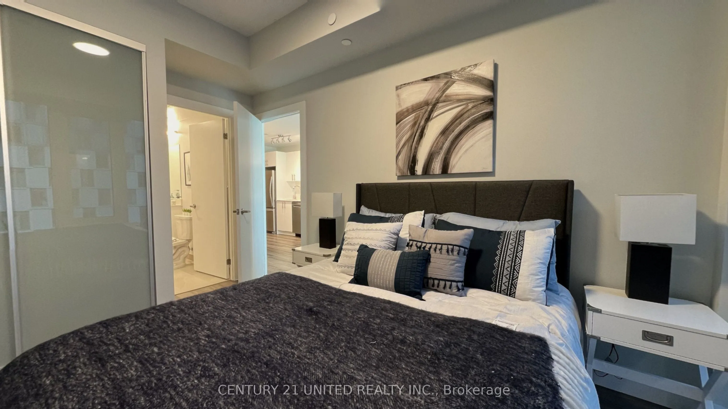 80 Bond Street E, #821