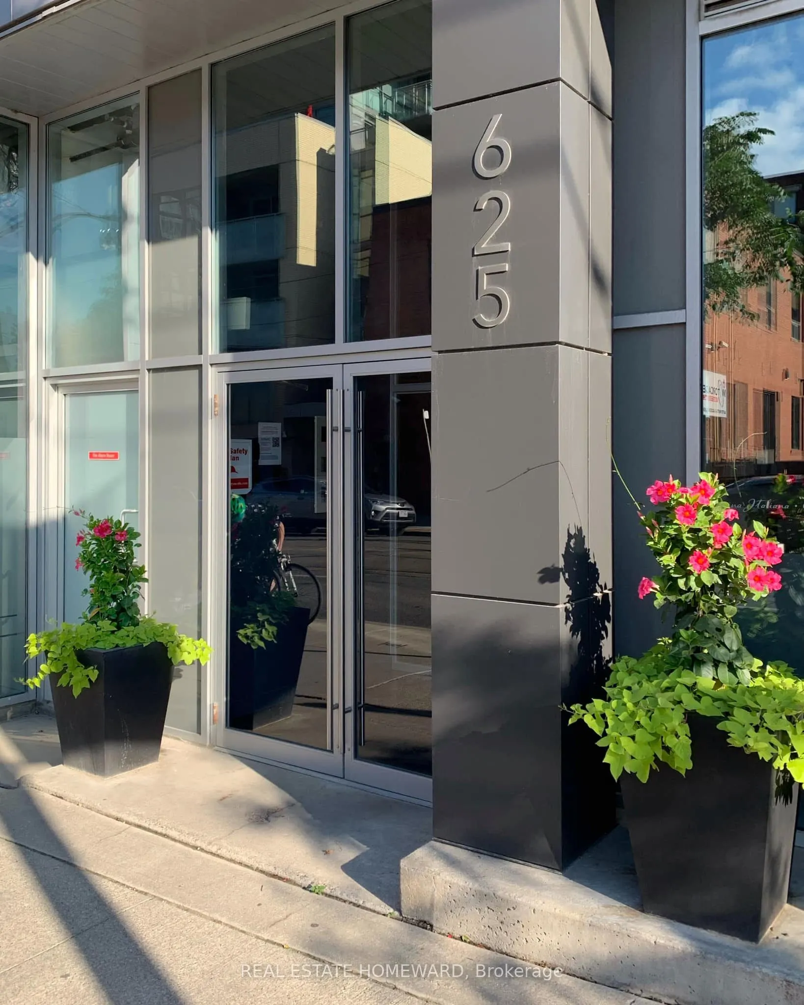 625 Queen Street E, #504