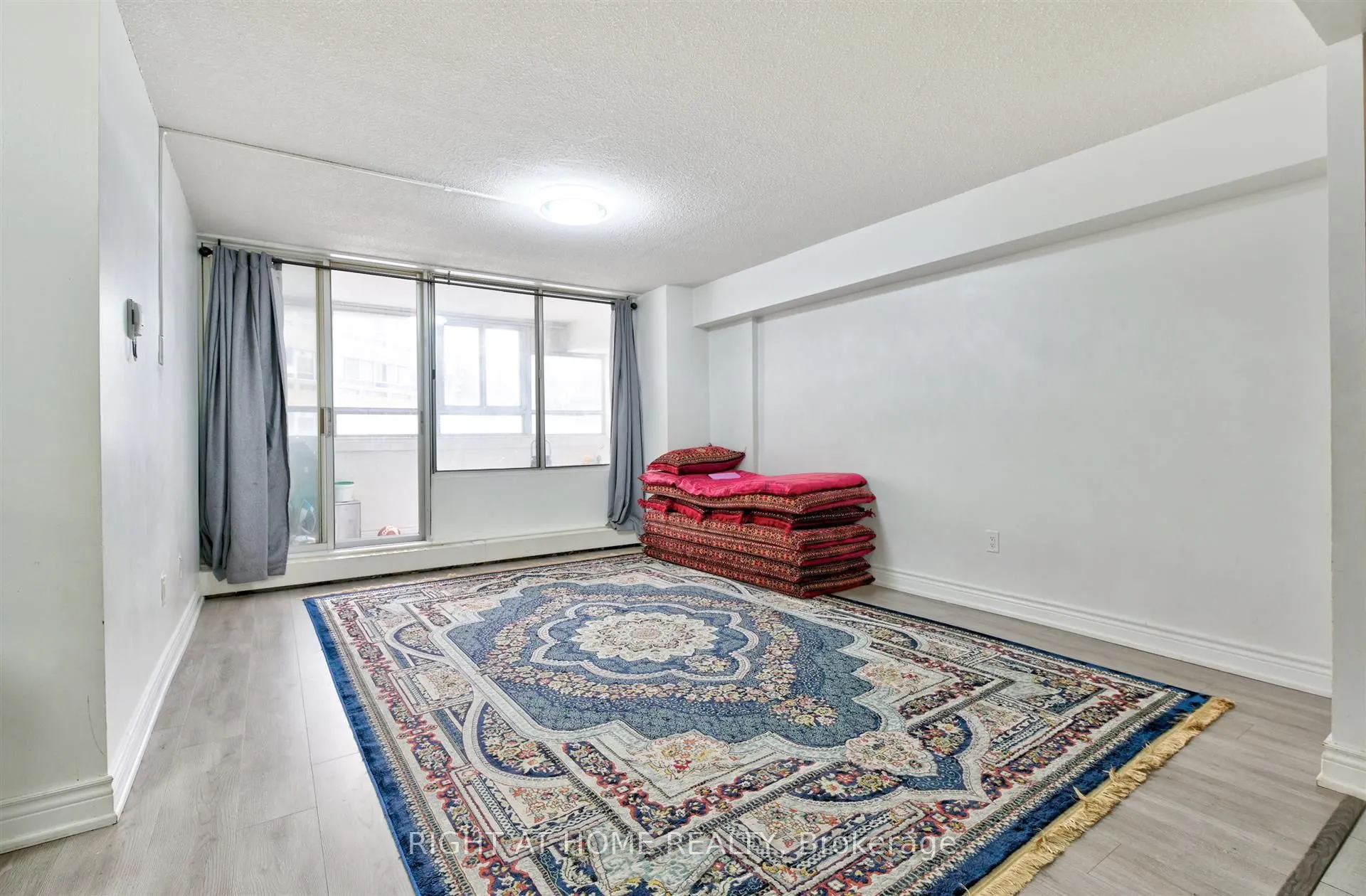 5580 Sheppard Avenue E, #220