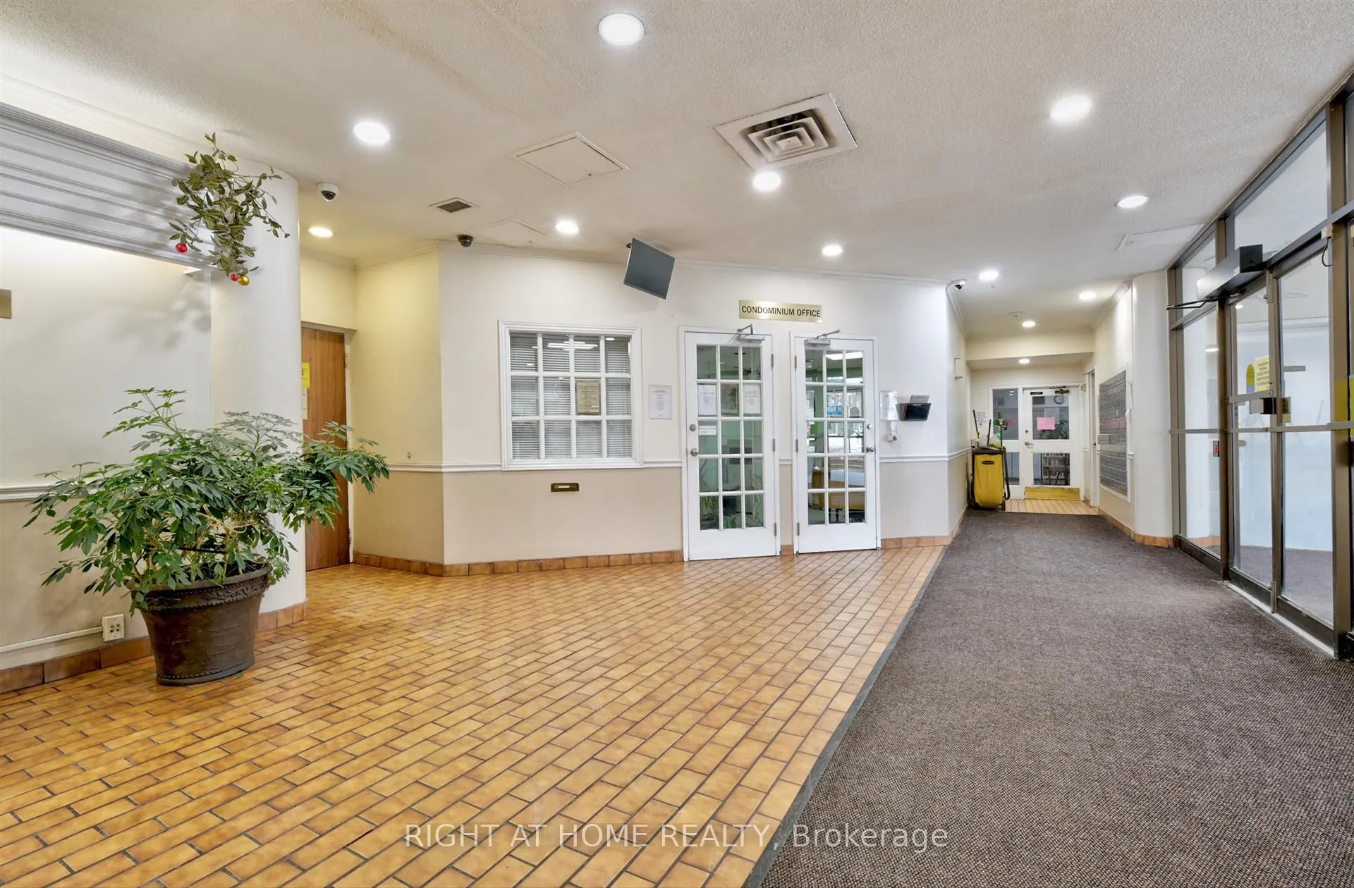 5580 Sheppard Avenue E, #220