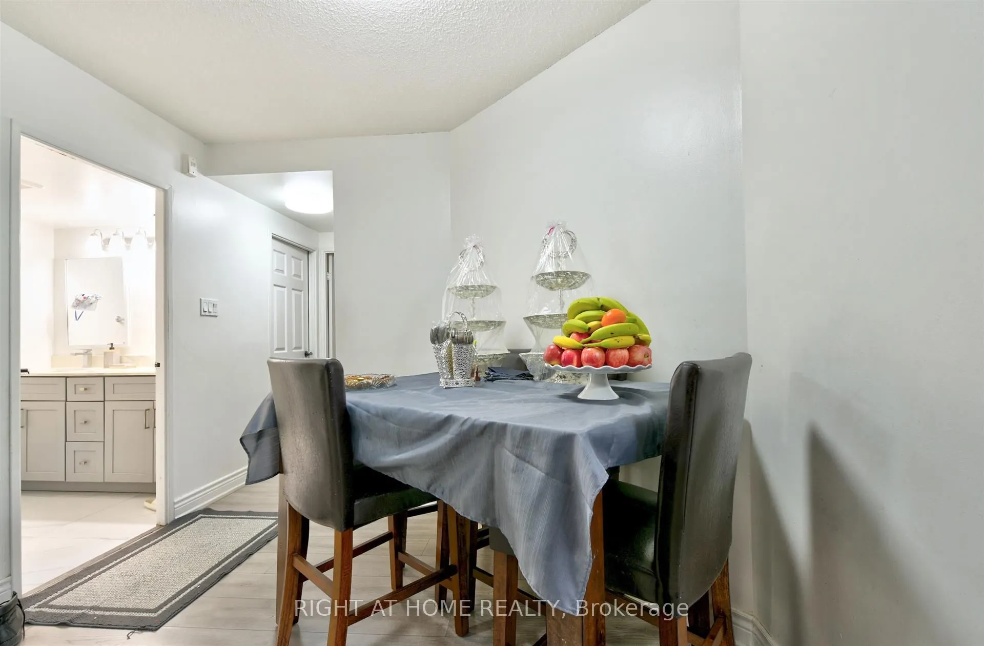 5580 Sheppard Avenue E, #220