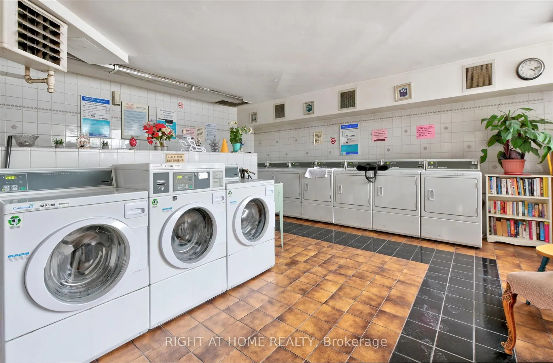 5580 Sheppard Avenue E, #220