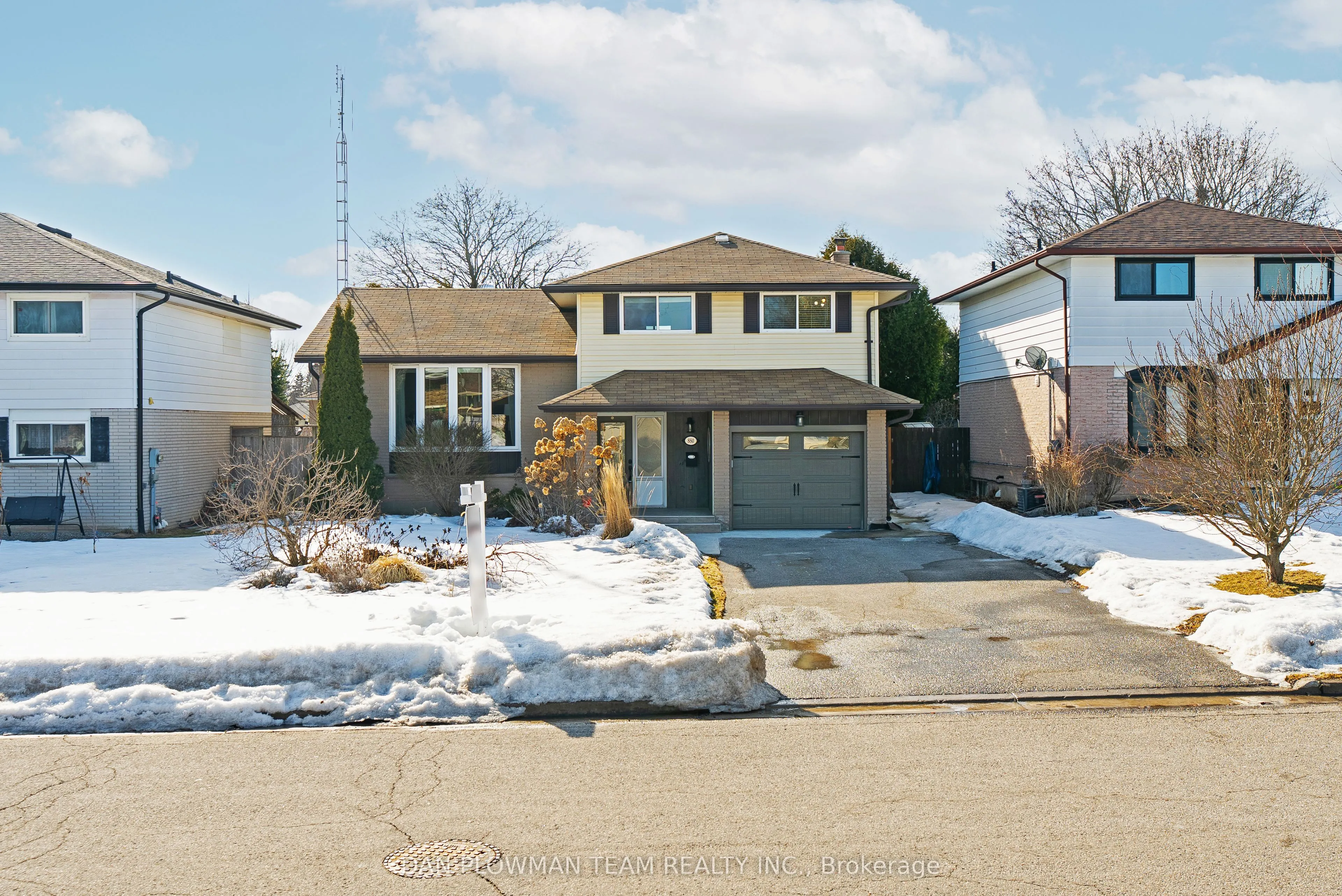 880 Carnaby Crescent