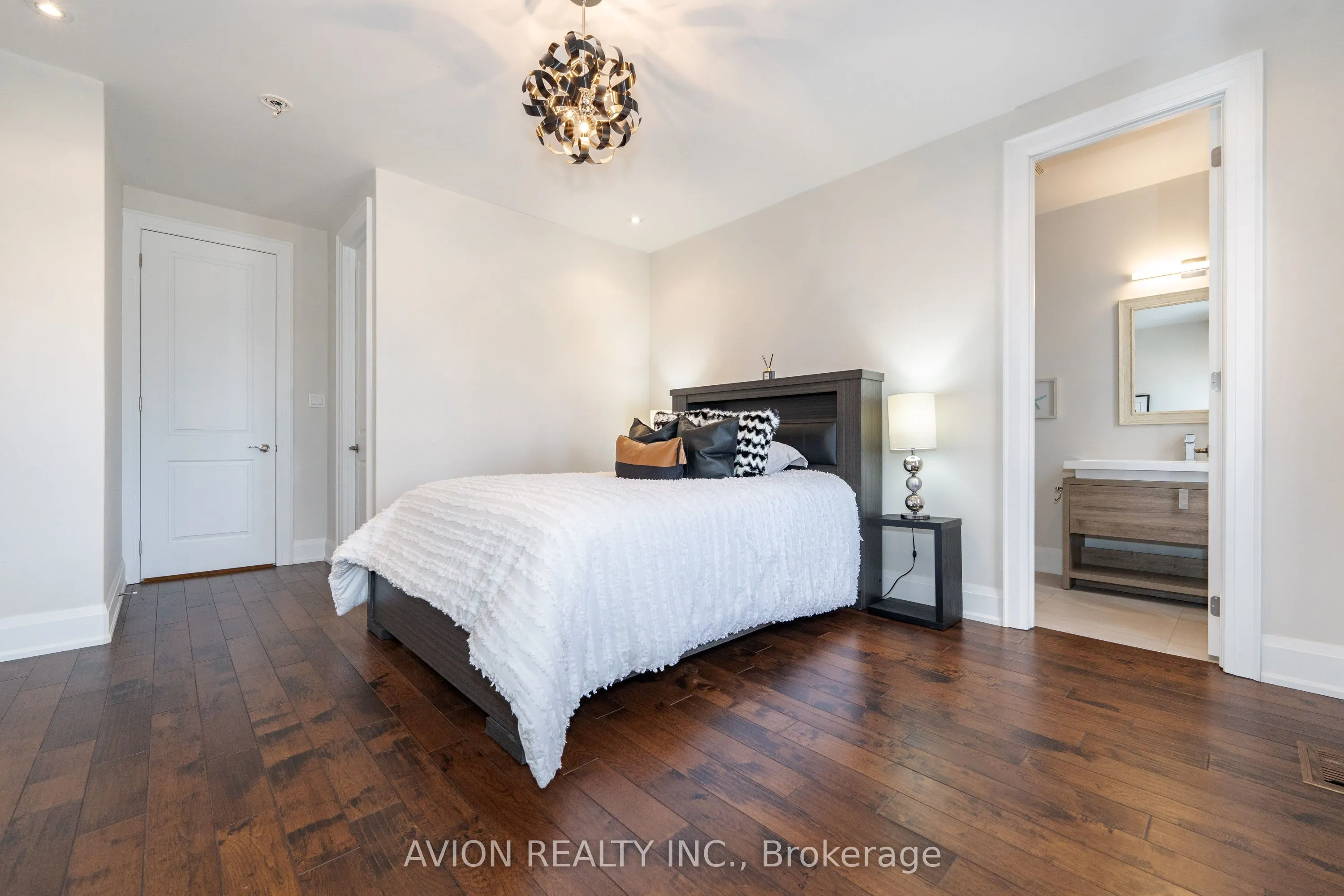 705 Hillview Crescent
