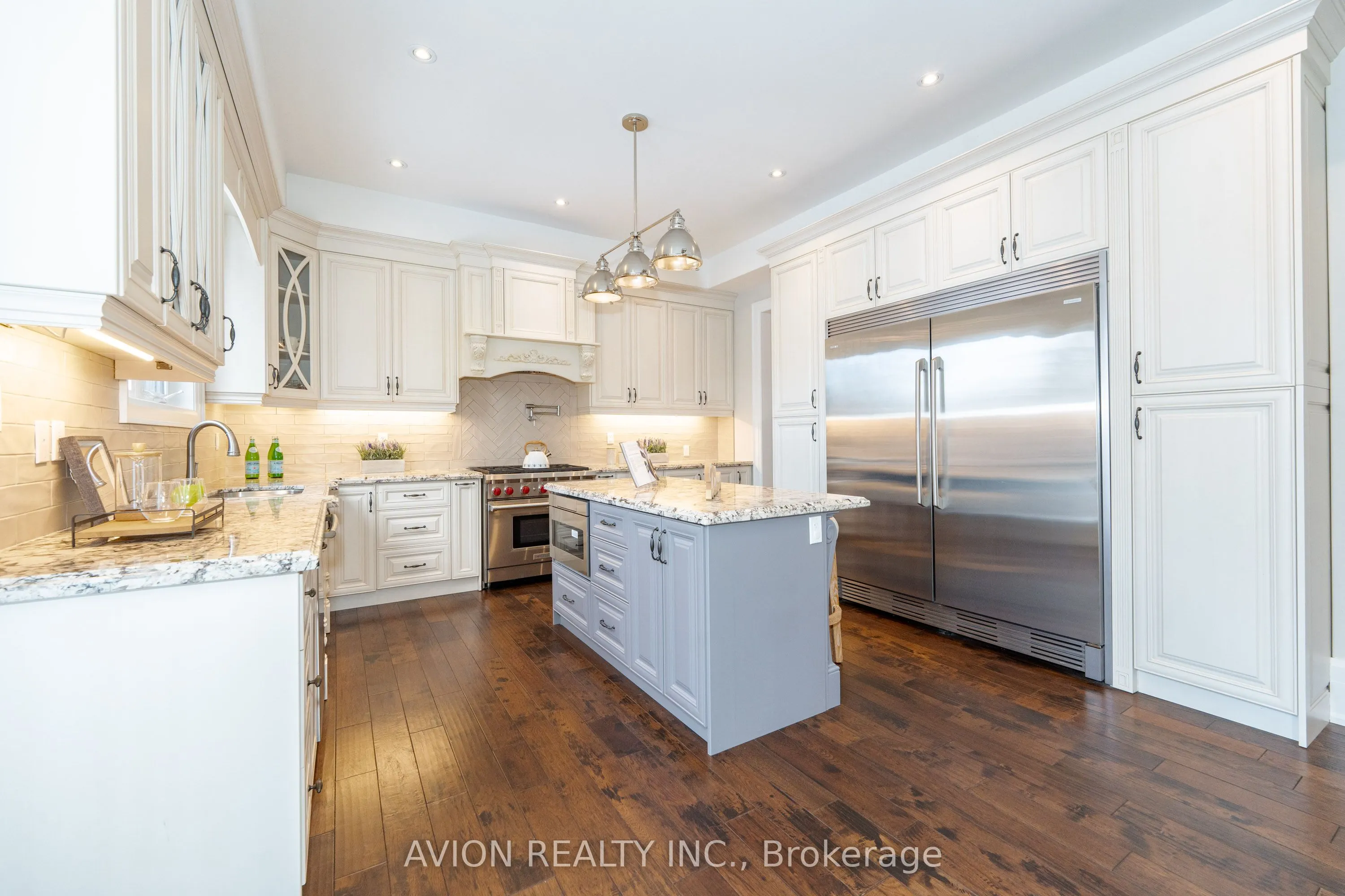 705 Hillview Crescent