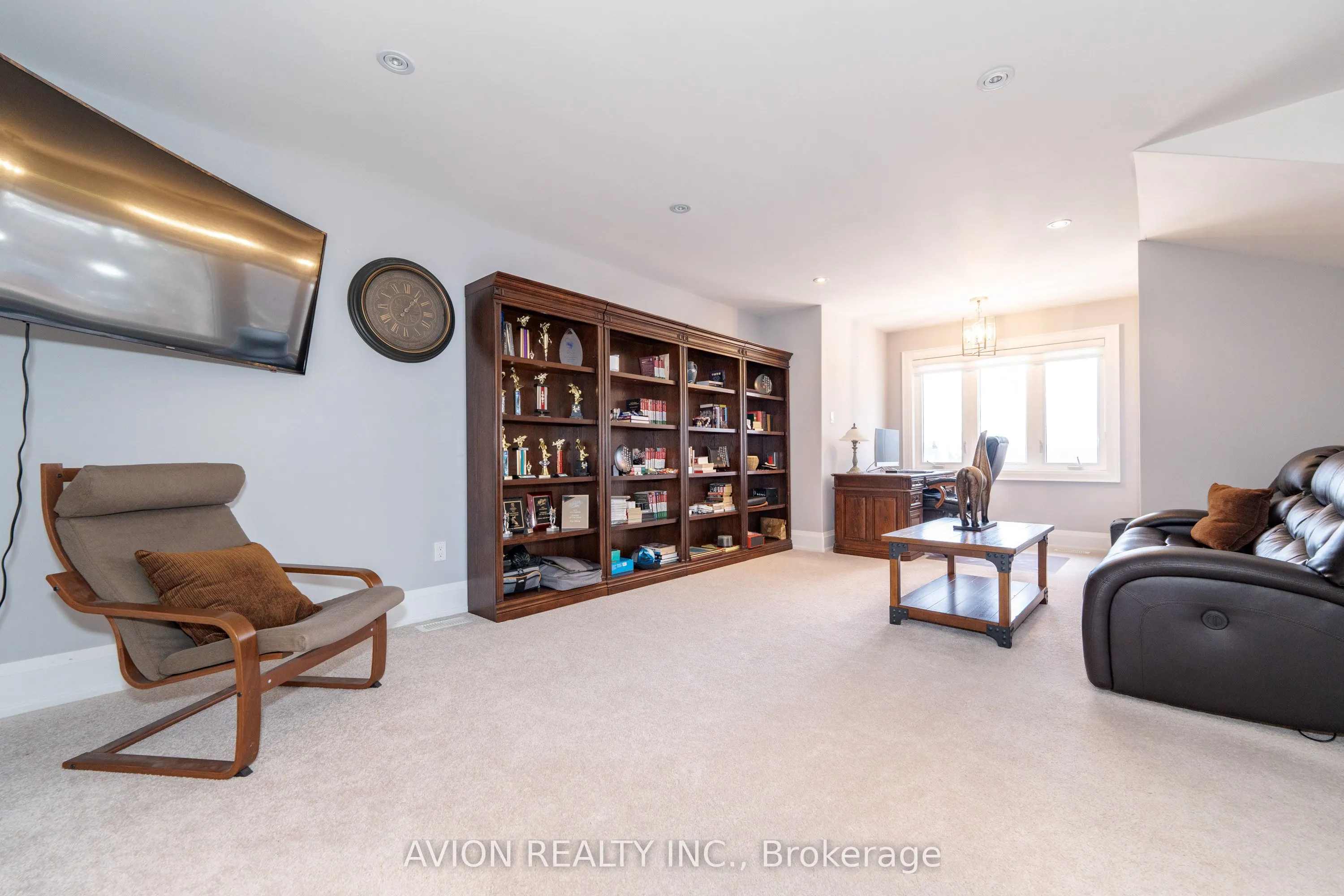 705 Hillview Crescent