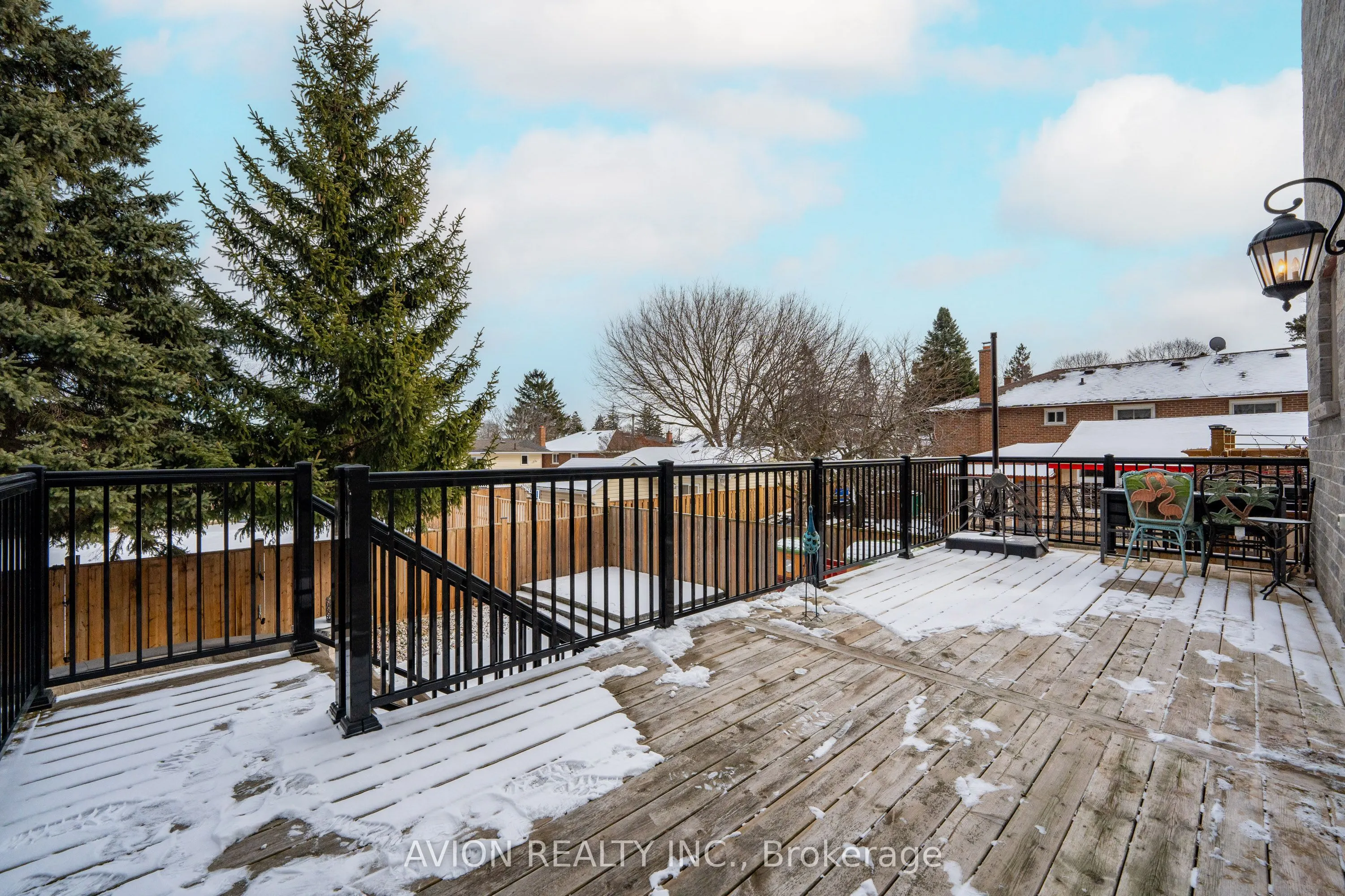 705 Hillview Crescent