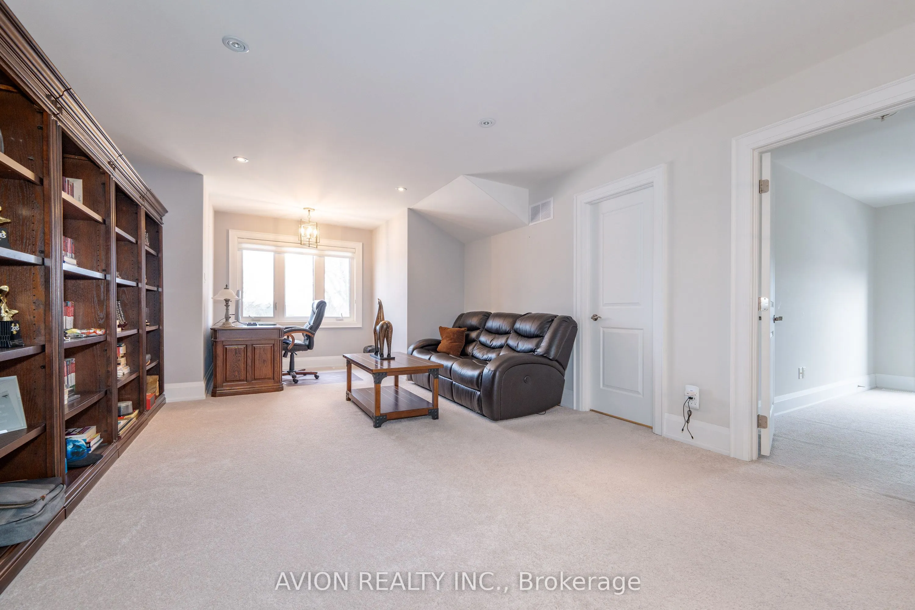 705 Hillview Crescent