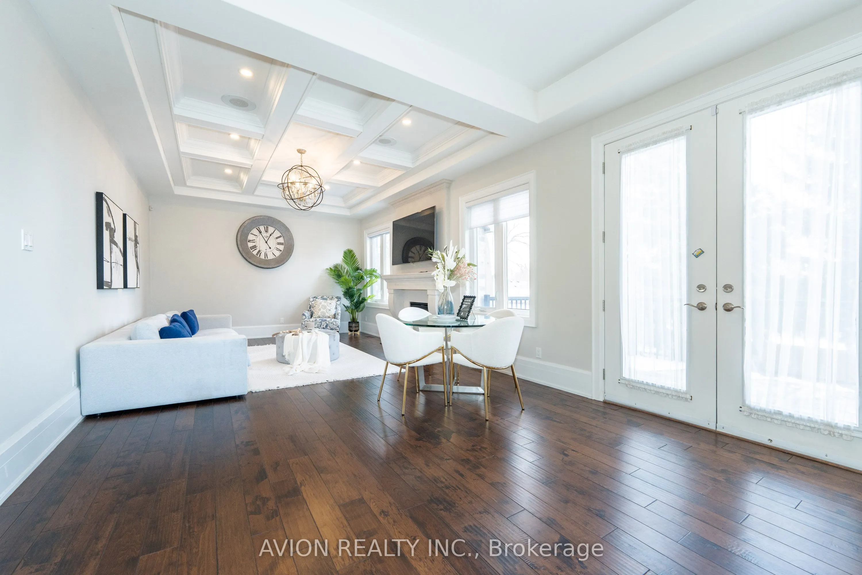 705 Hillview Crescent