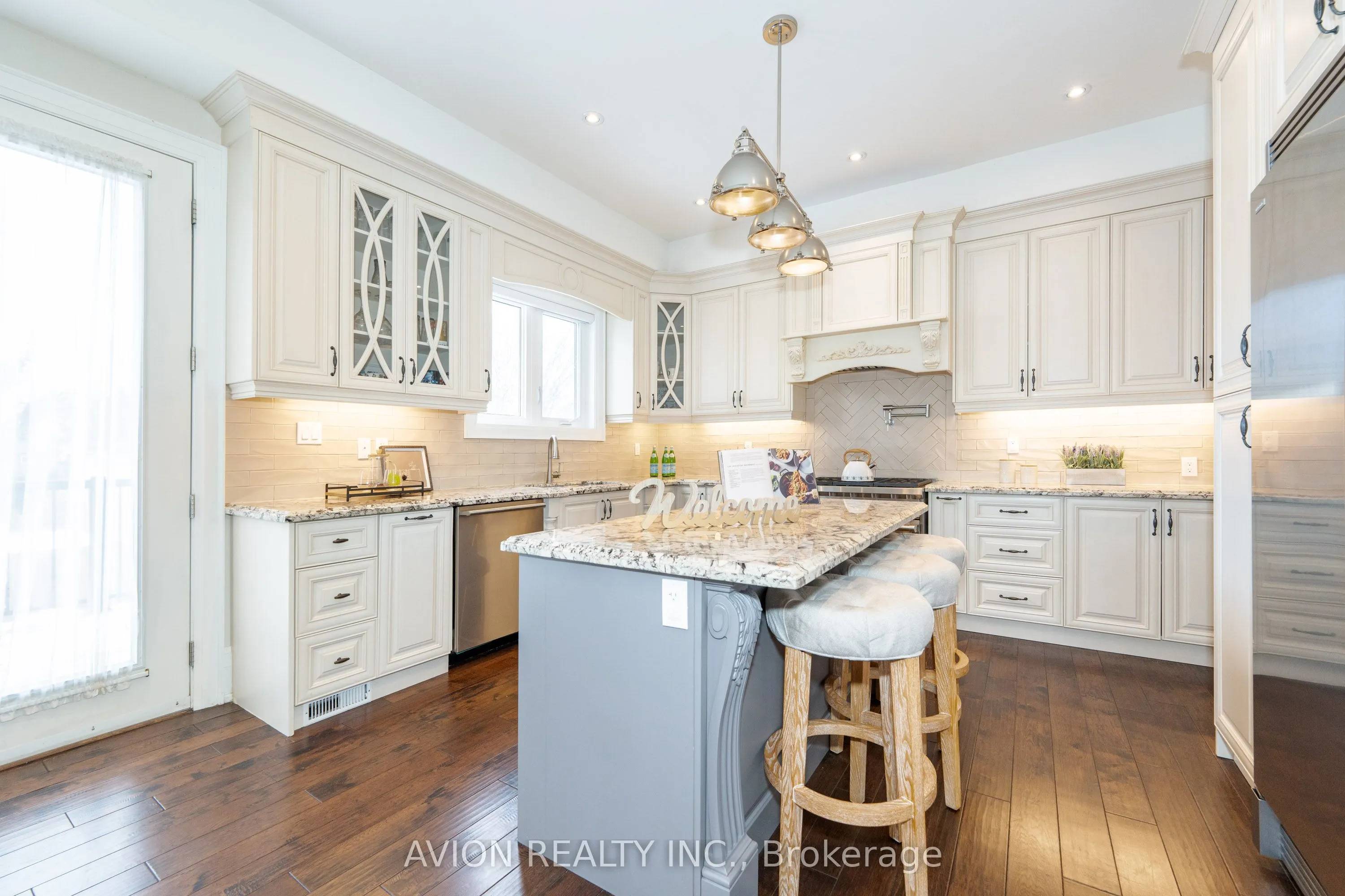 705 Hillview Crescent