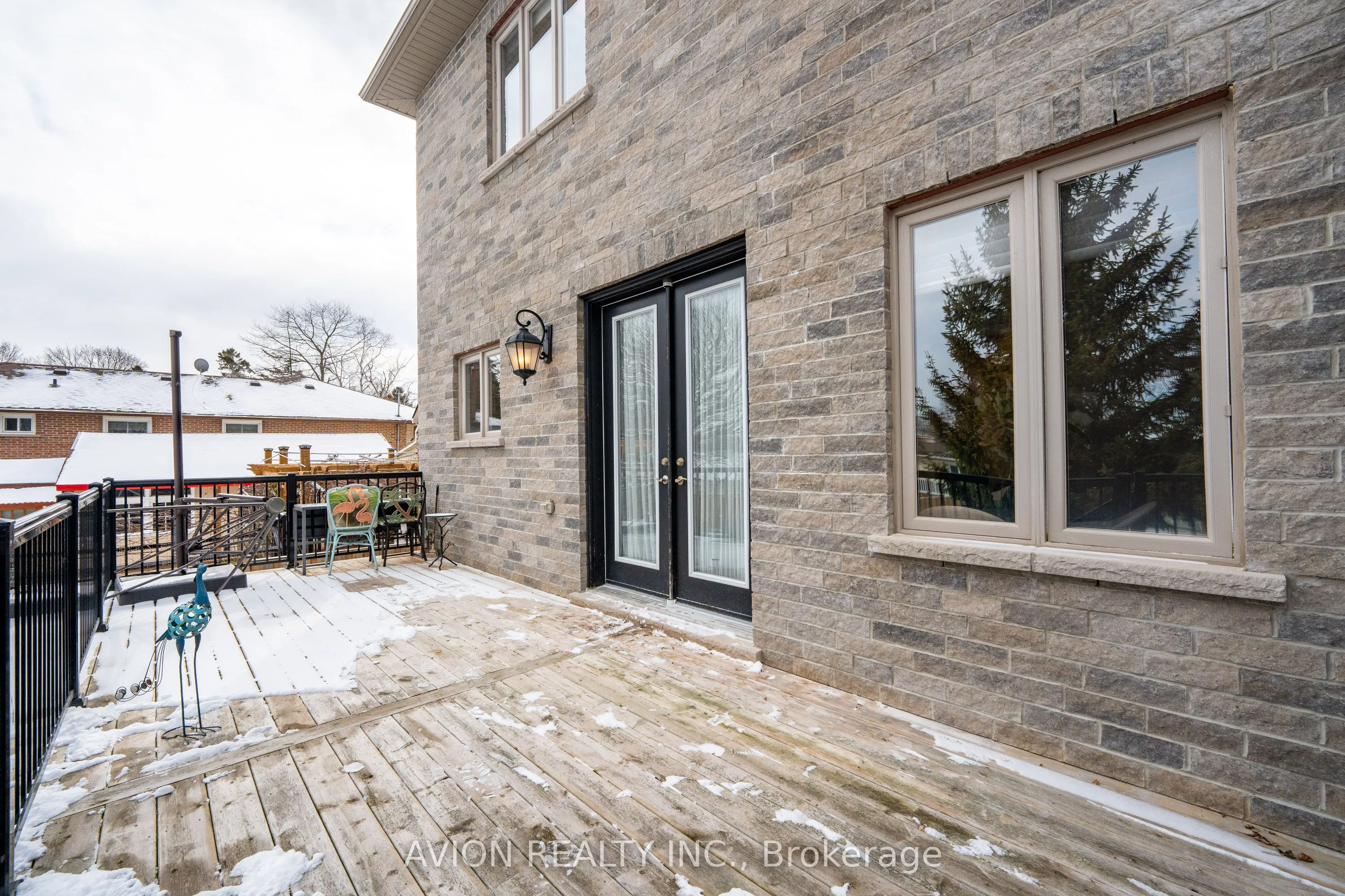 705 Hillview Crescent