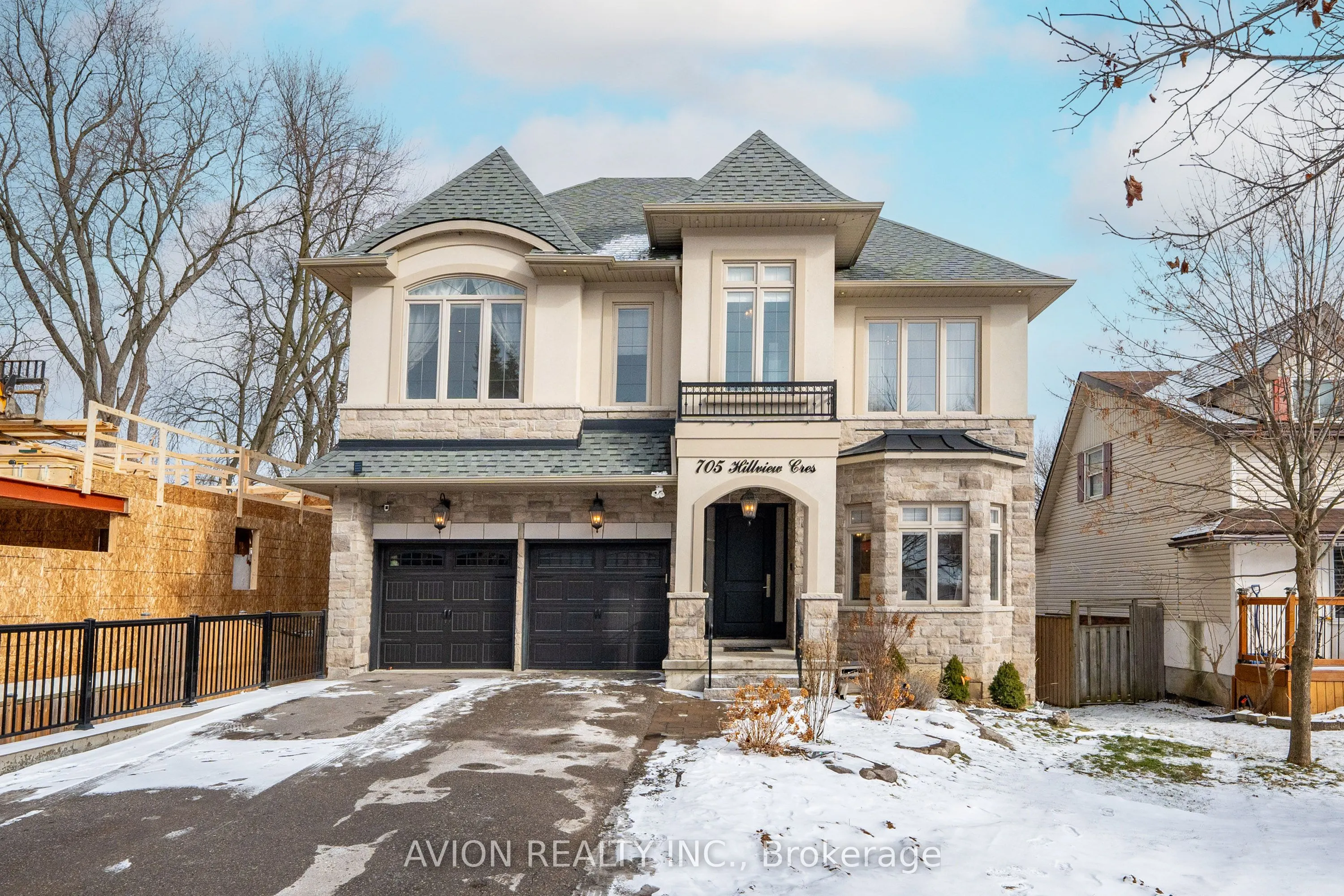 705 Hillview Crescent