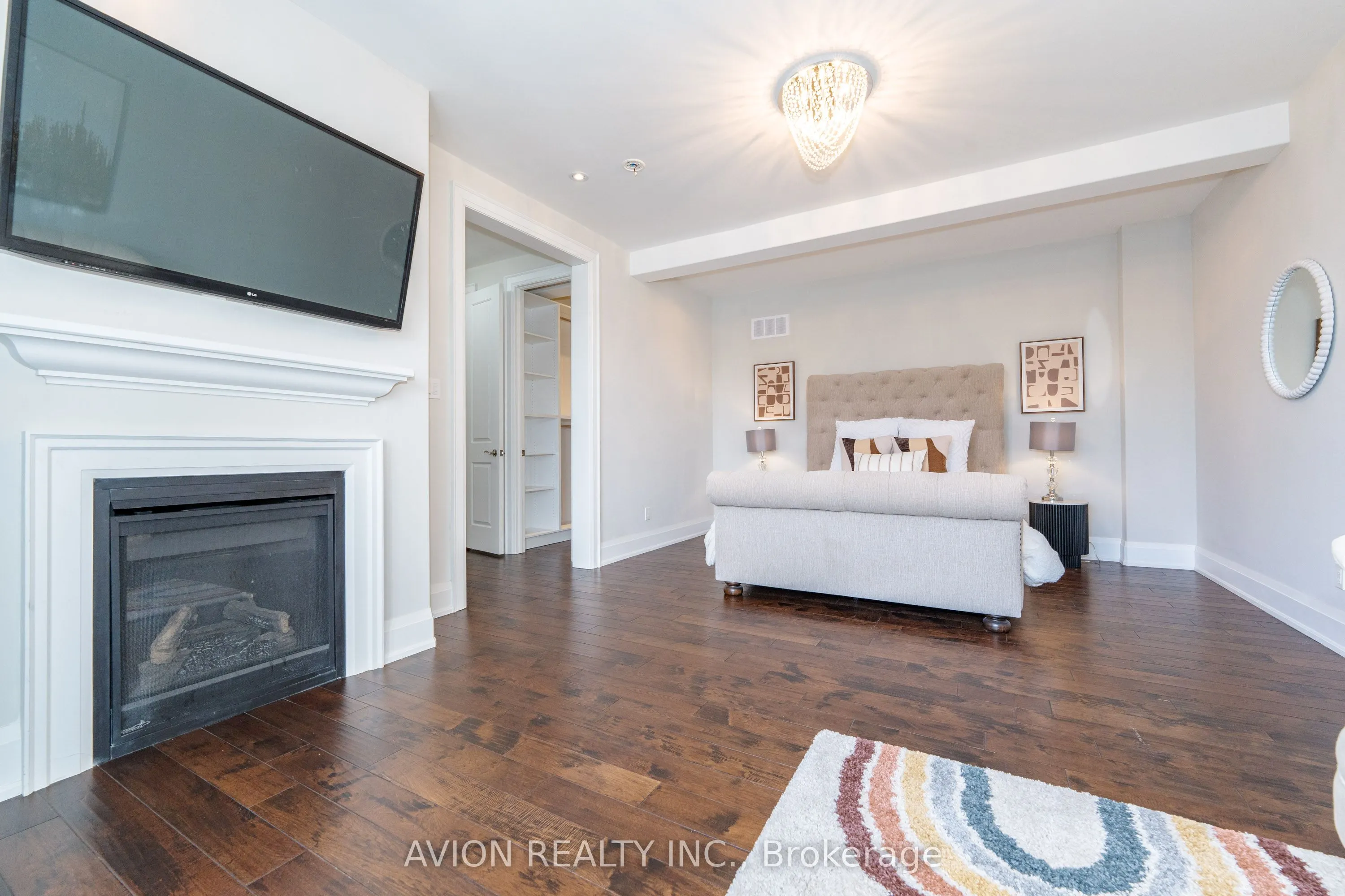 705 Hillview Crescent