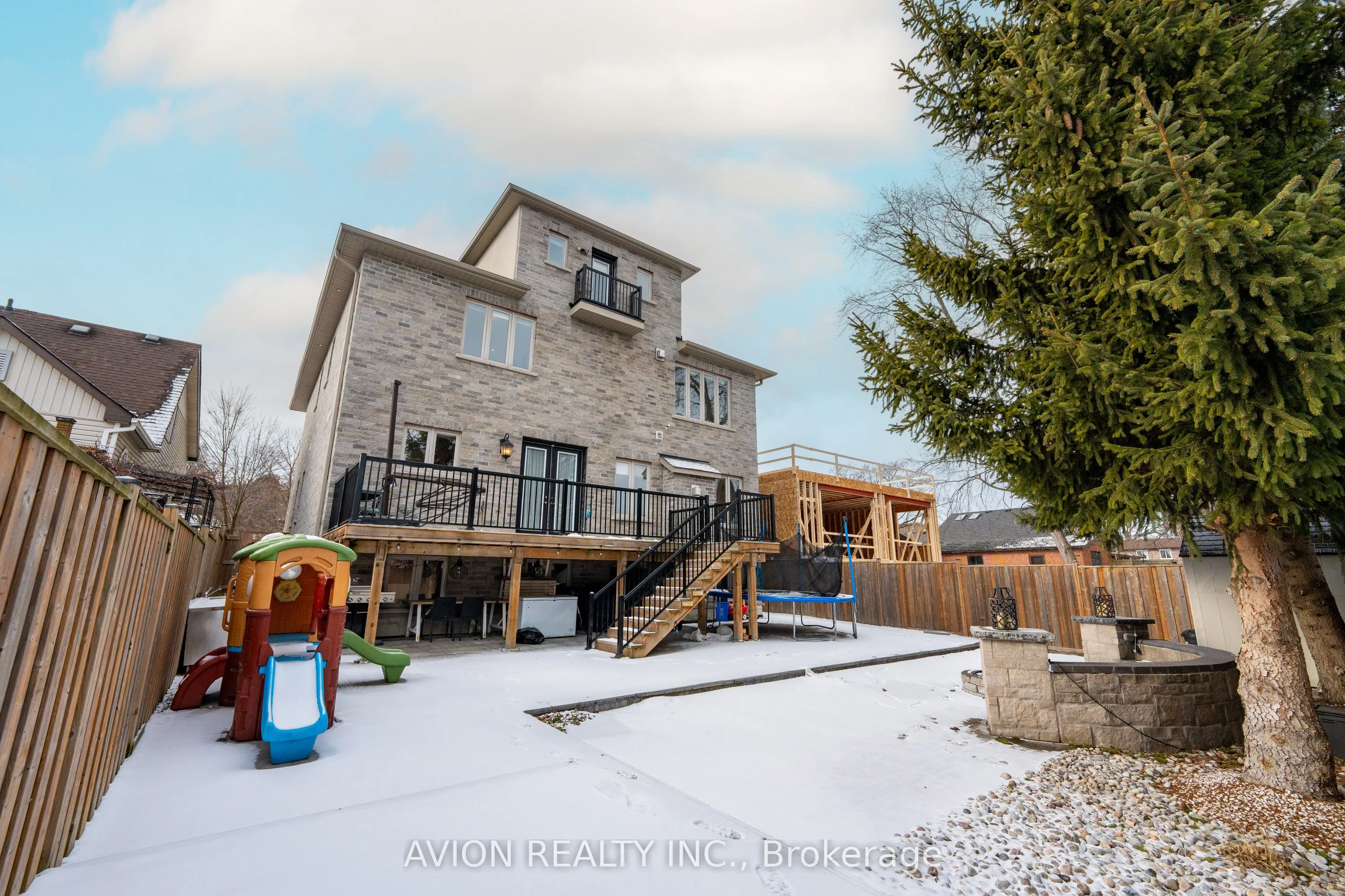 705 Hillview Crescent