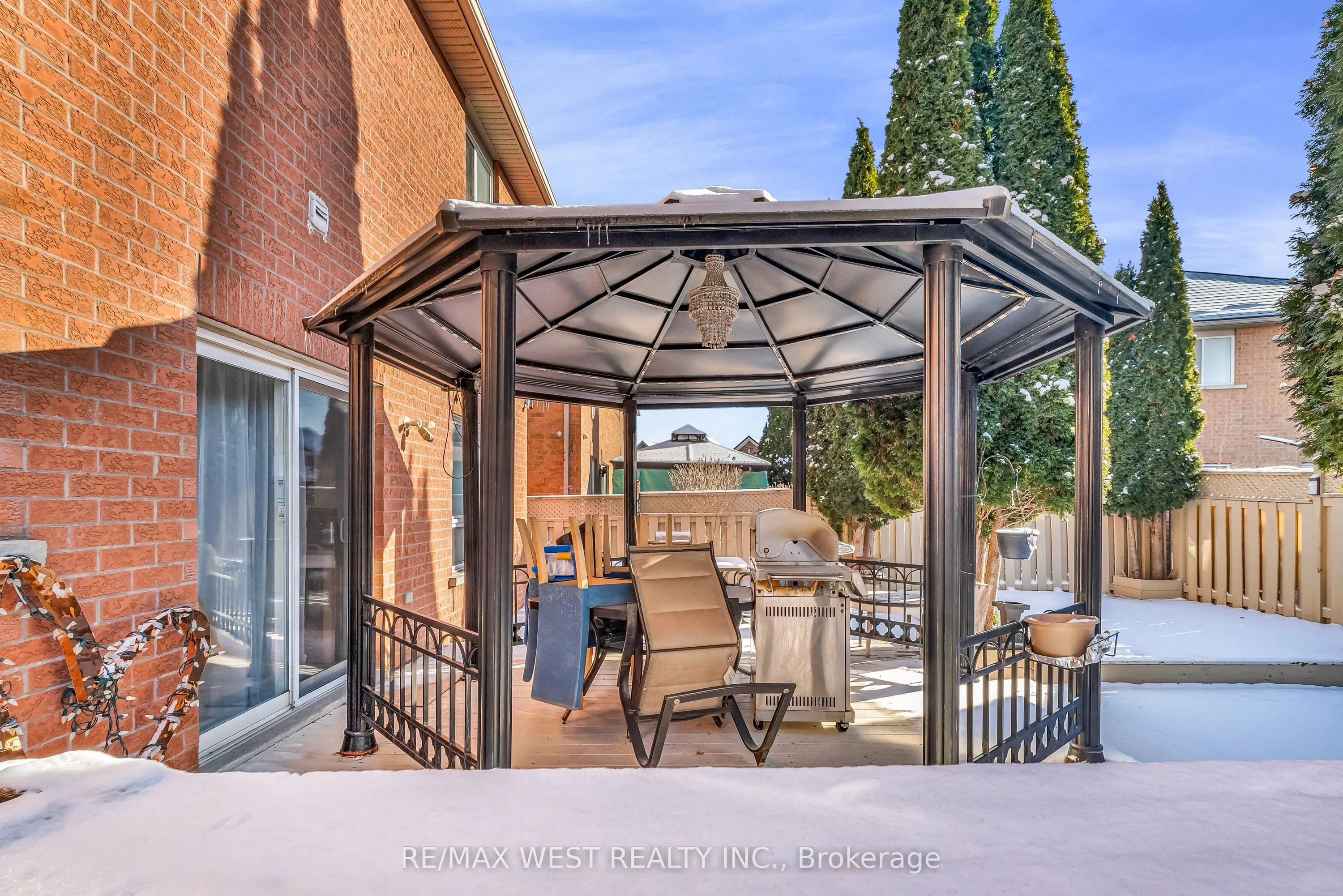 8 Lampman Drive