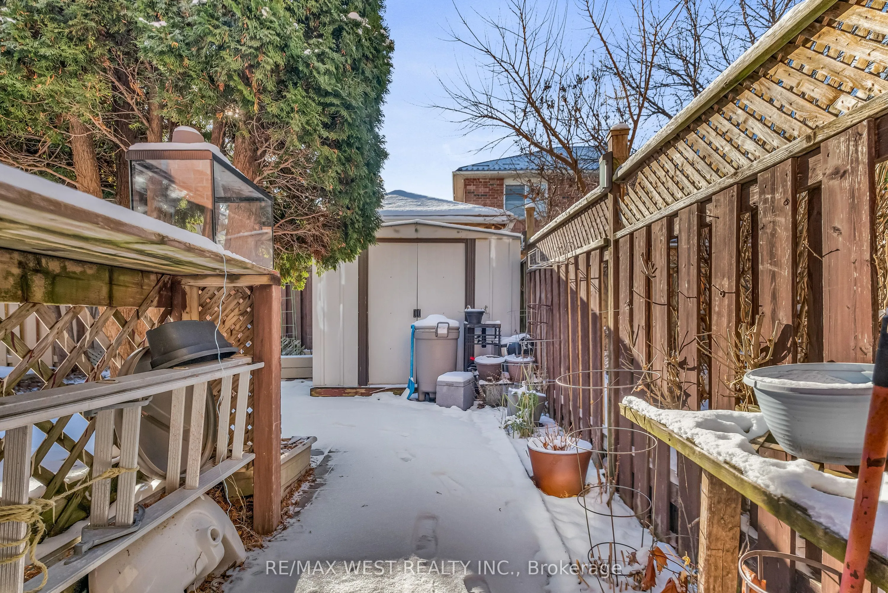 8 Lampman Drive