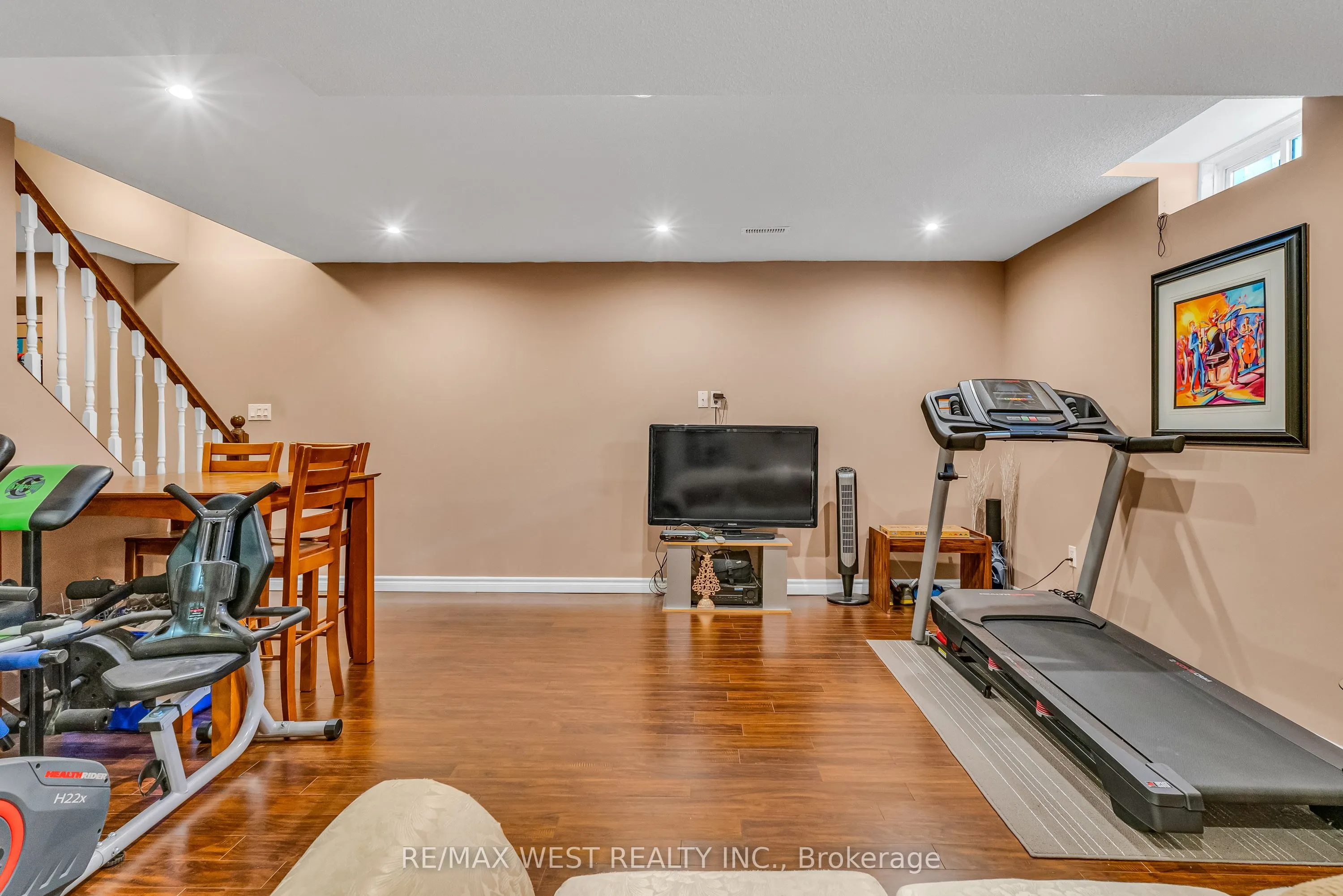 8 Lampman Drive