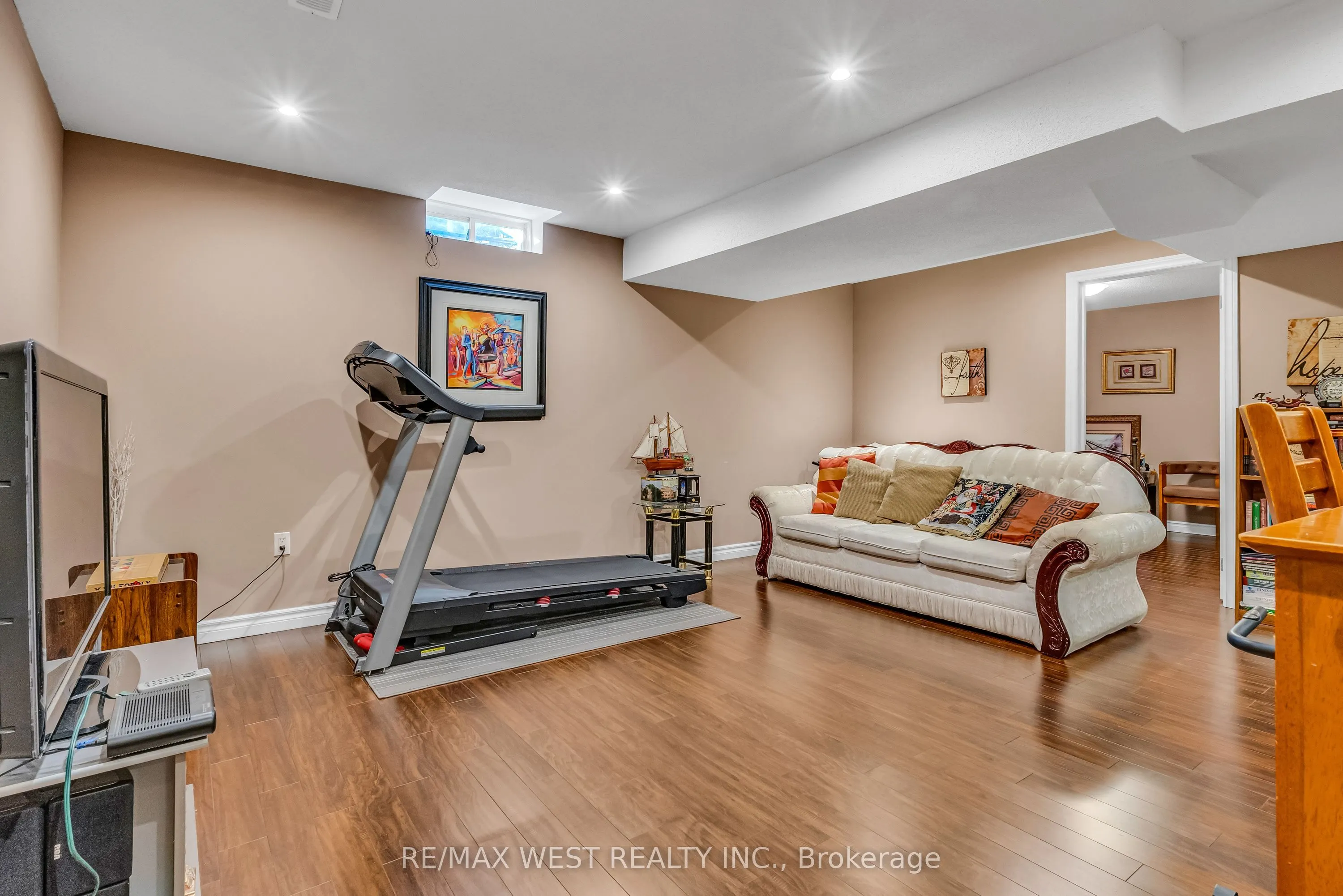 8 Lampman Drive