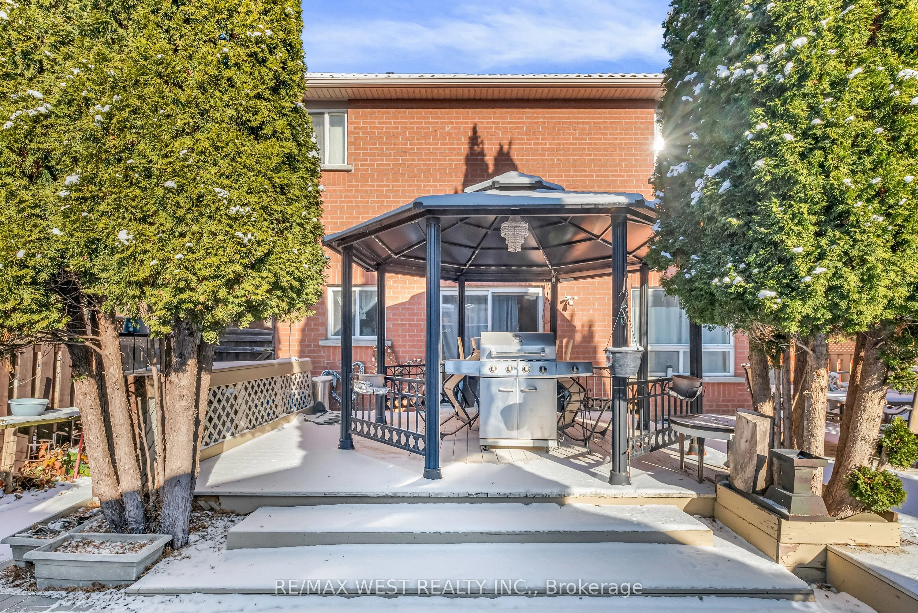 8 Lampman Drive