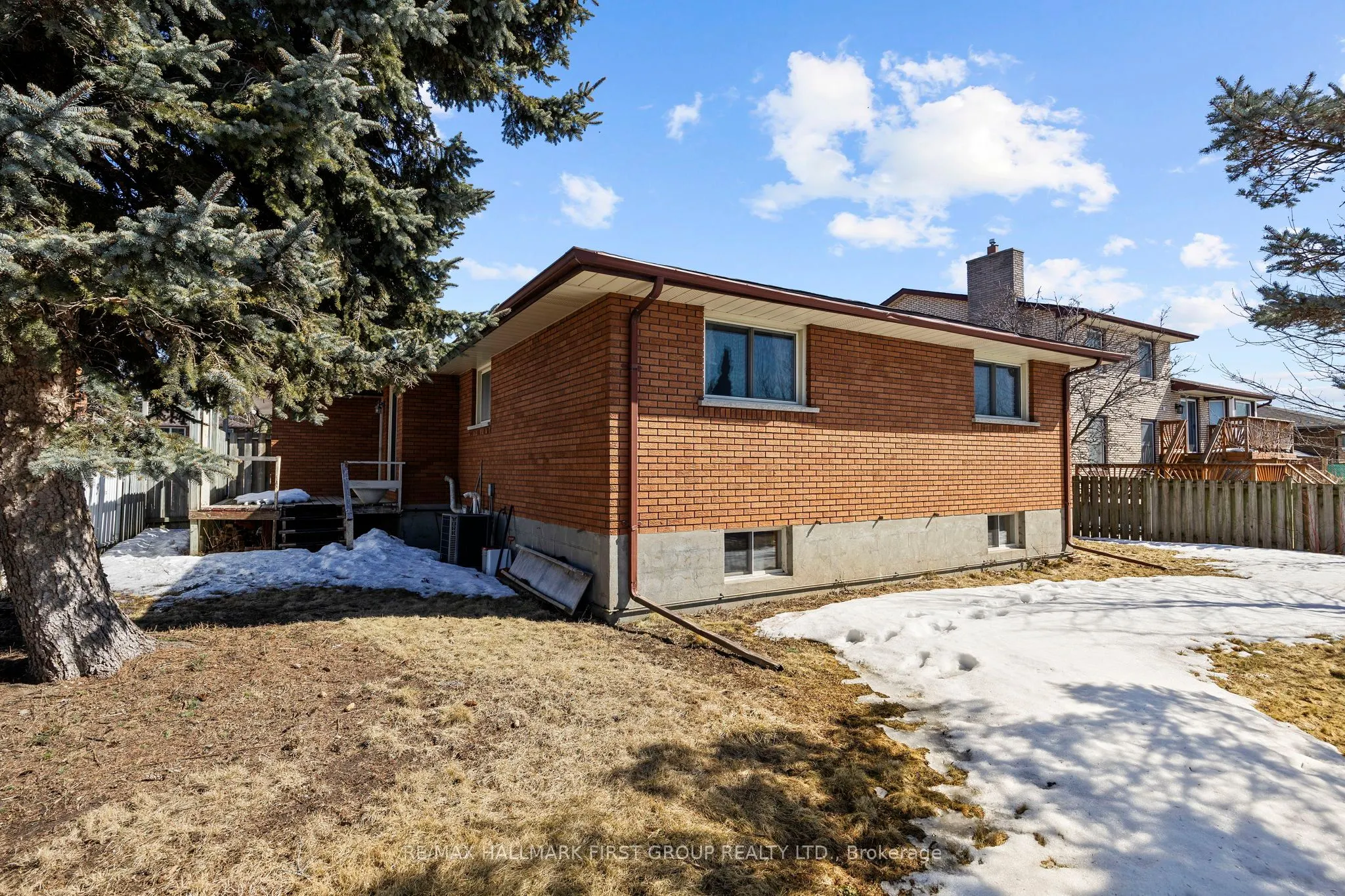 102 Applewood Crescent