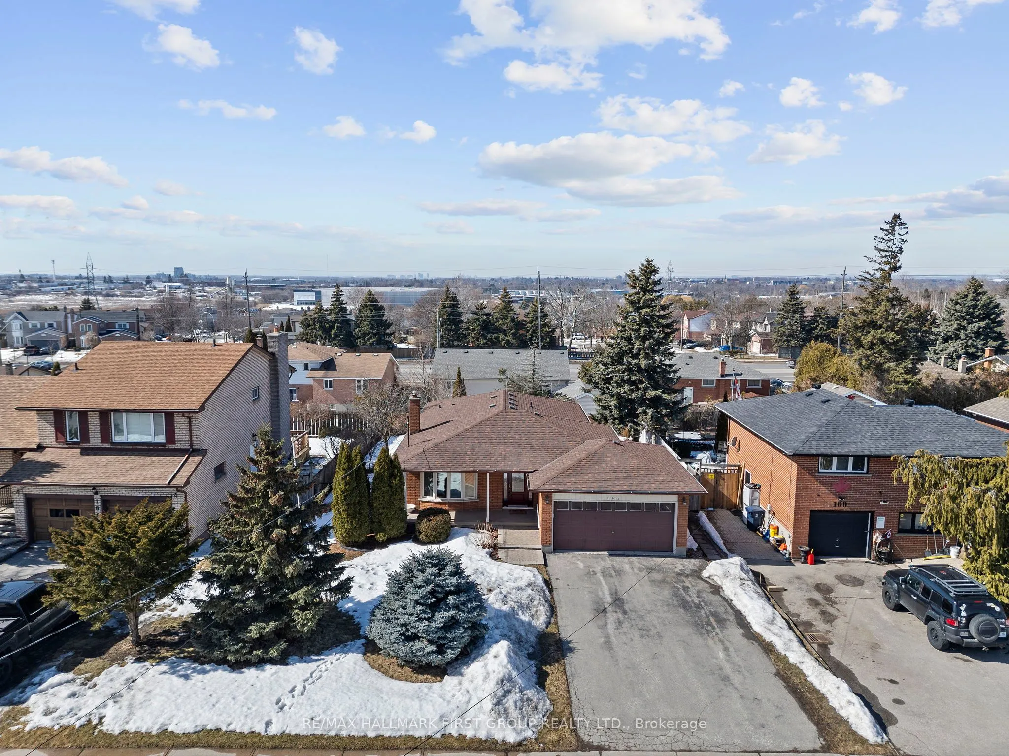 102 Applewood Crescent