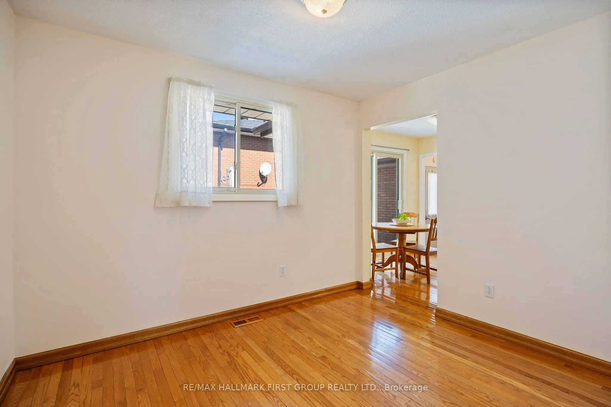 102 Applewood Crescent