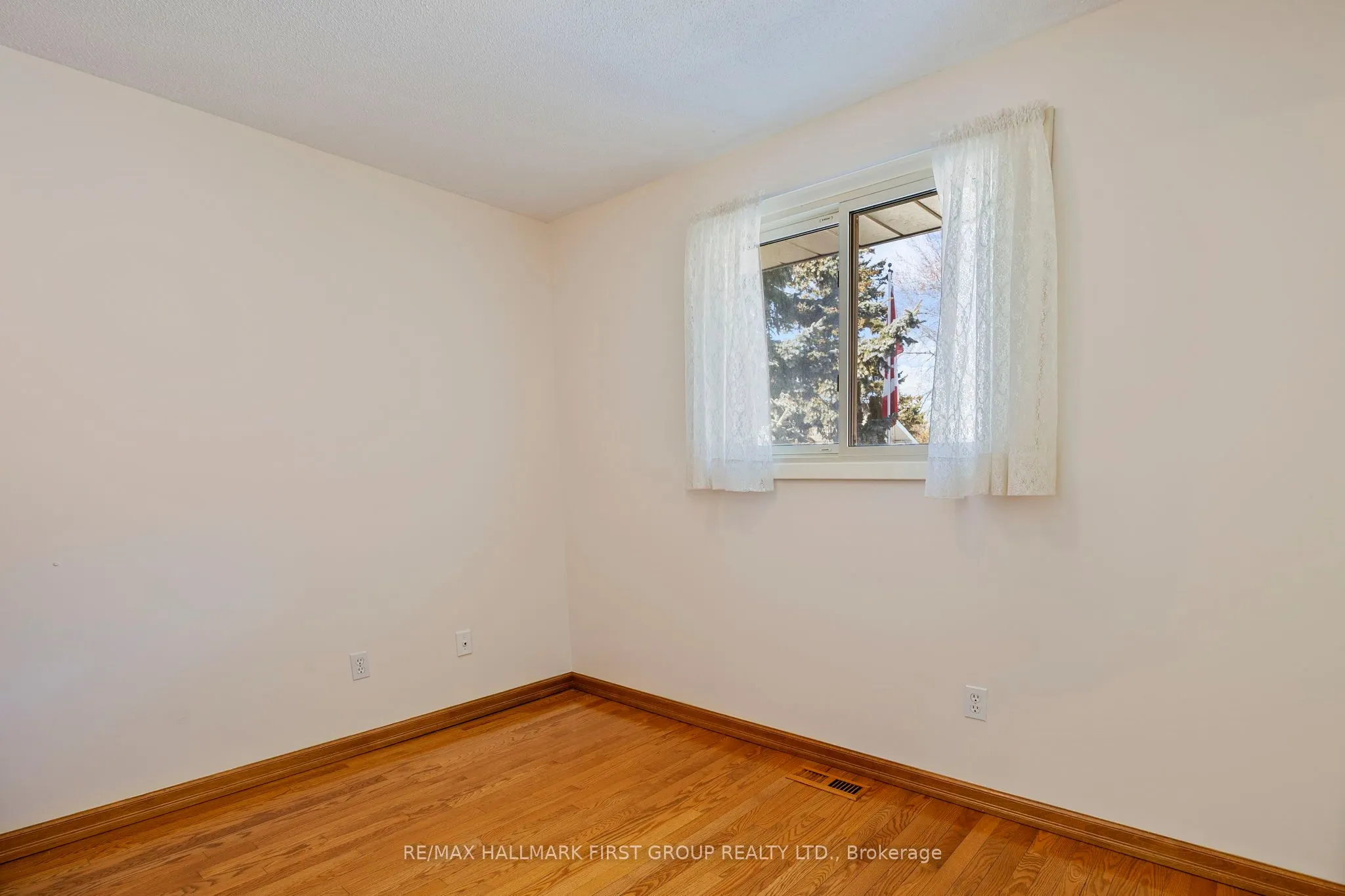 102 Applewood Crescent