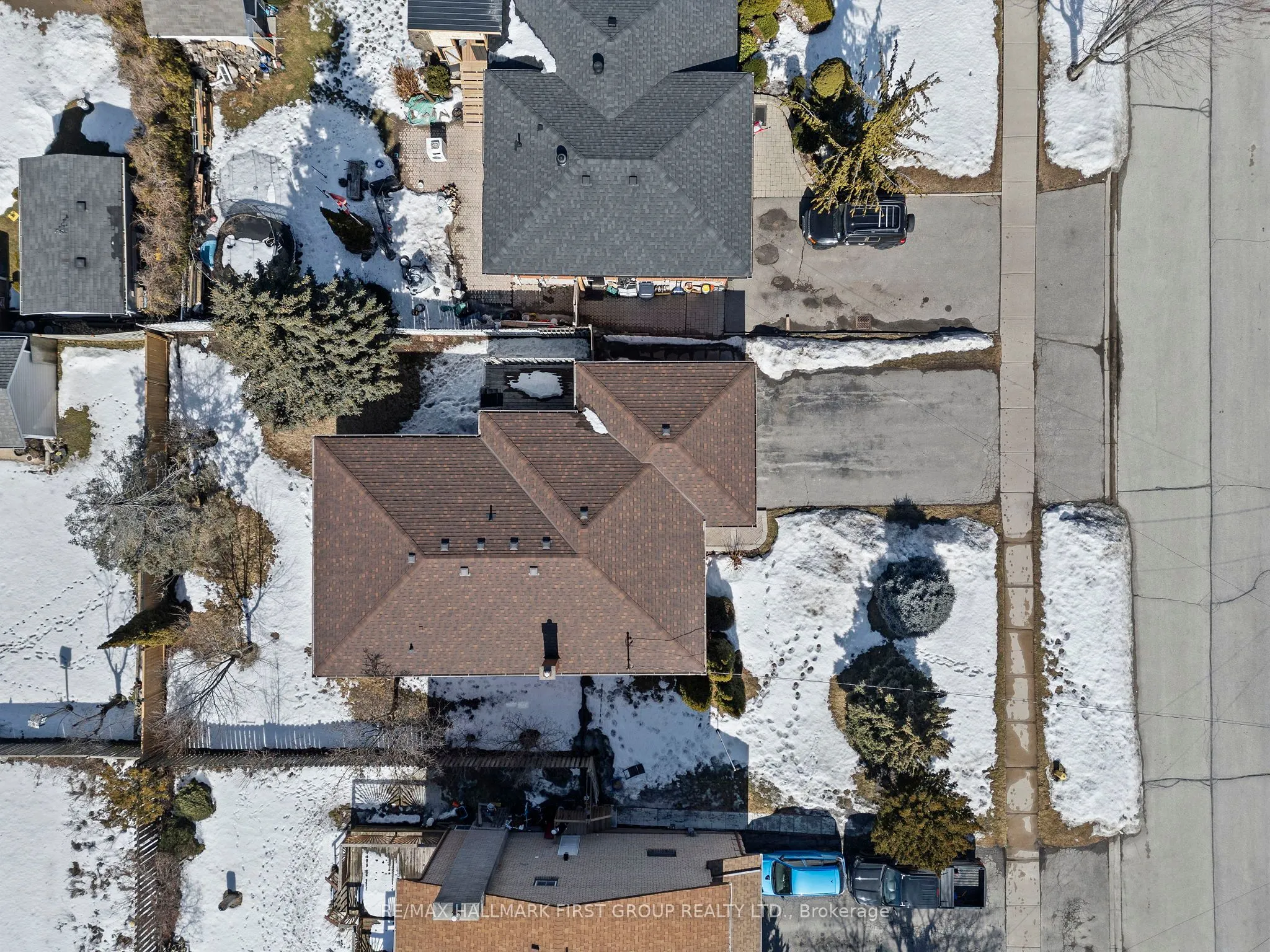 102 Applewood Crescent