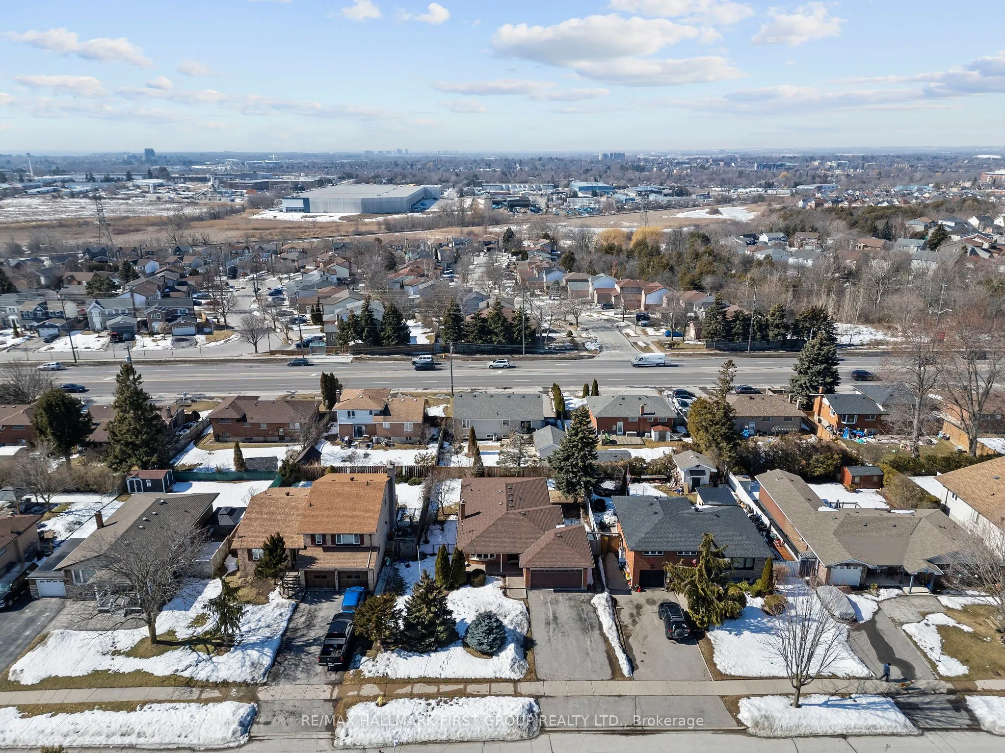 102 Applewood Crescent