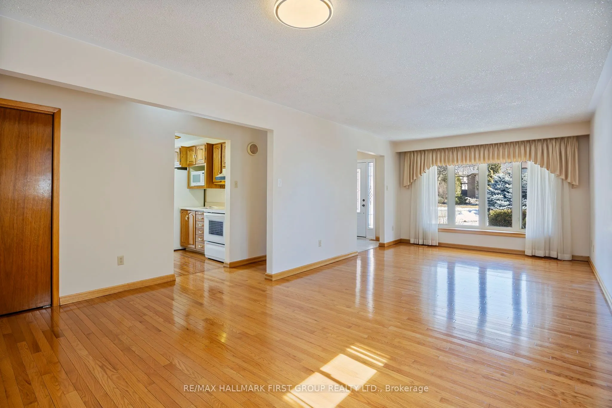 102 Applewood Crescent