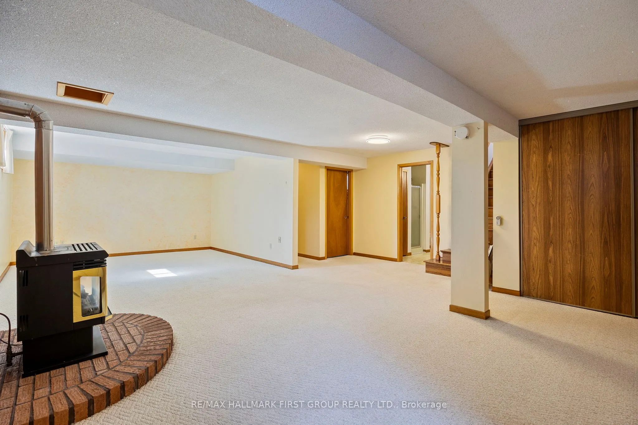 102 Applewood Crescent
