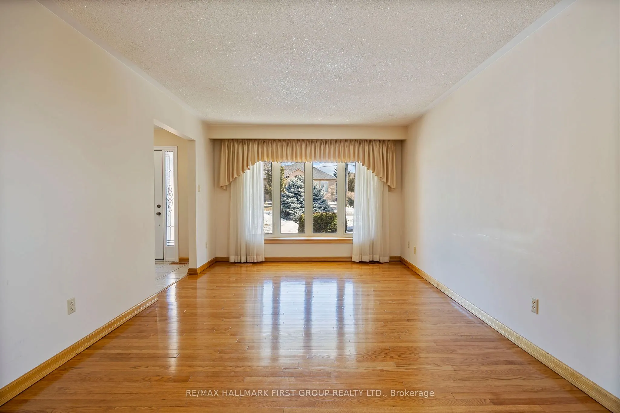 102 Applewood Crescent