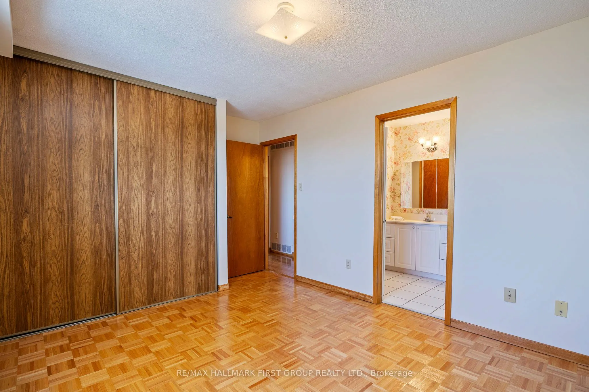 102 Applewood Crescent