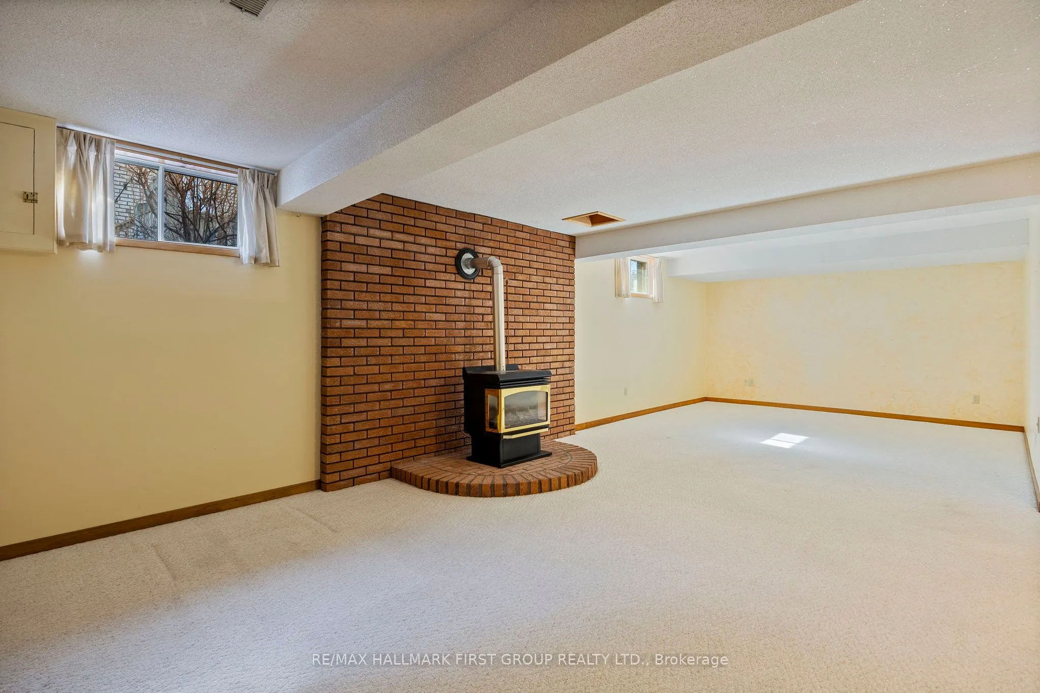 102 Applewood Crescent