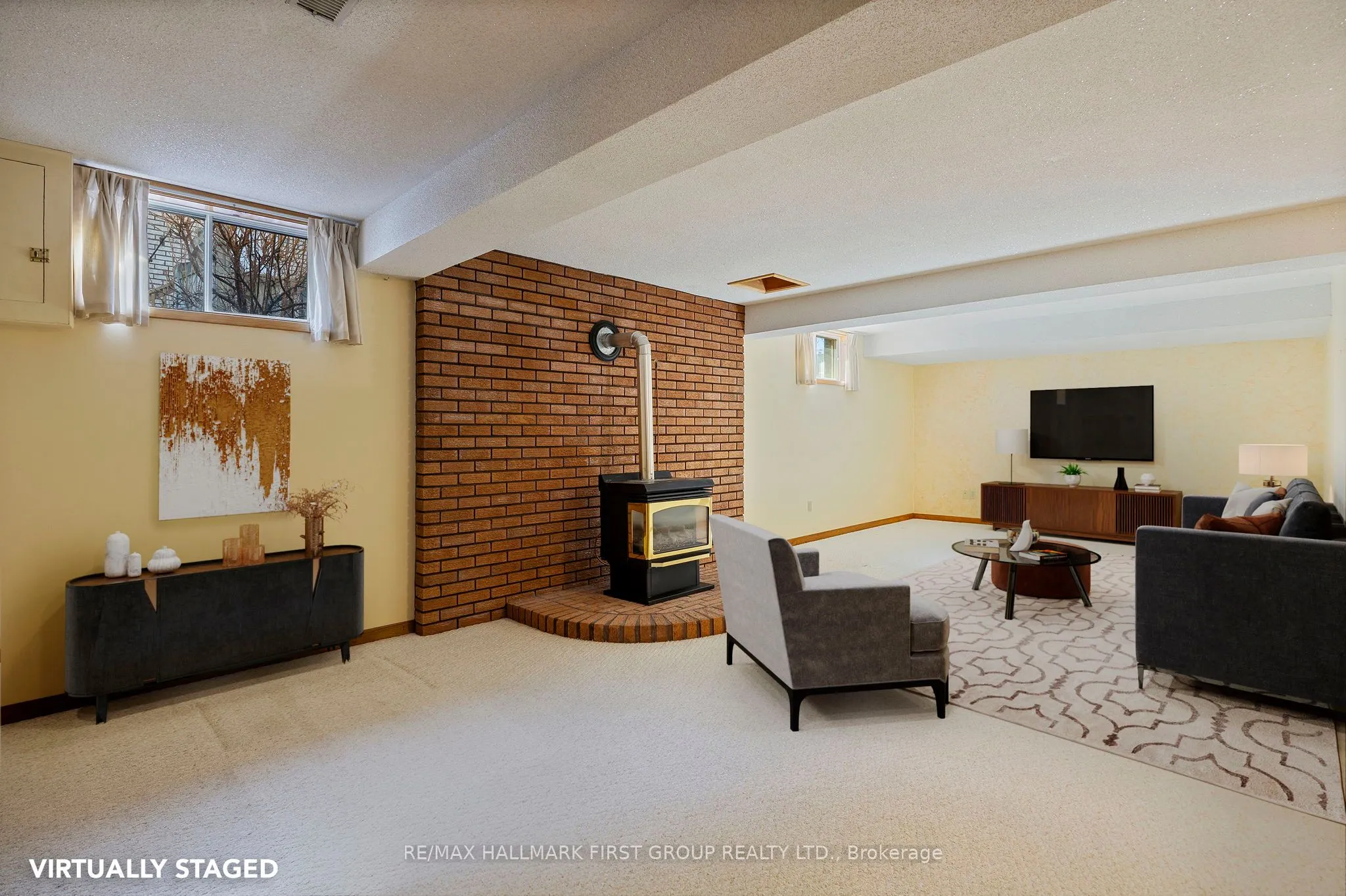 102 Applewood Crescent