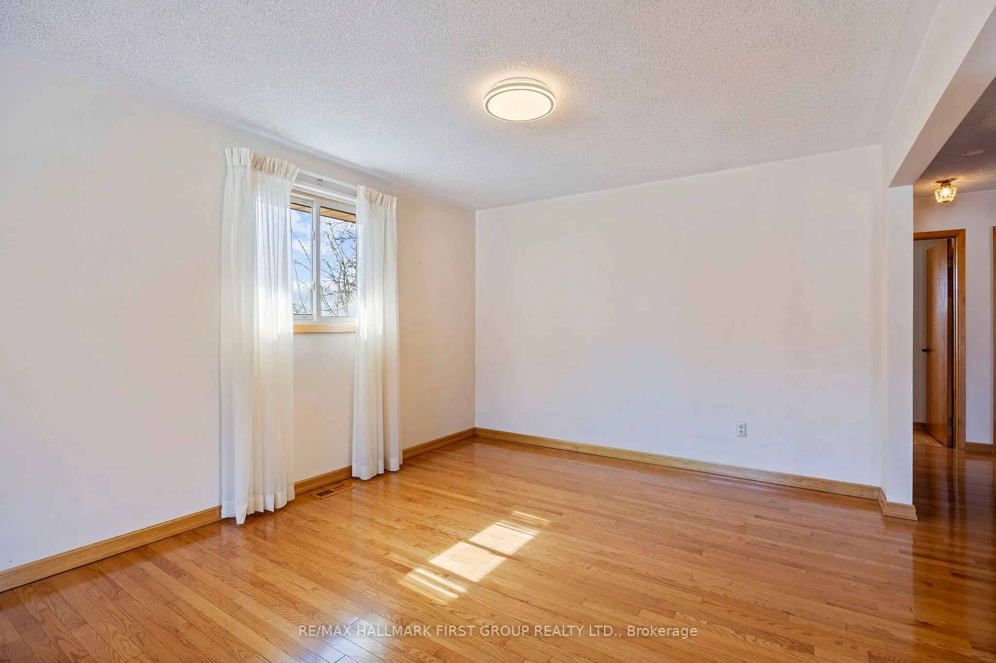 102 Applewood Crescent