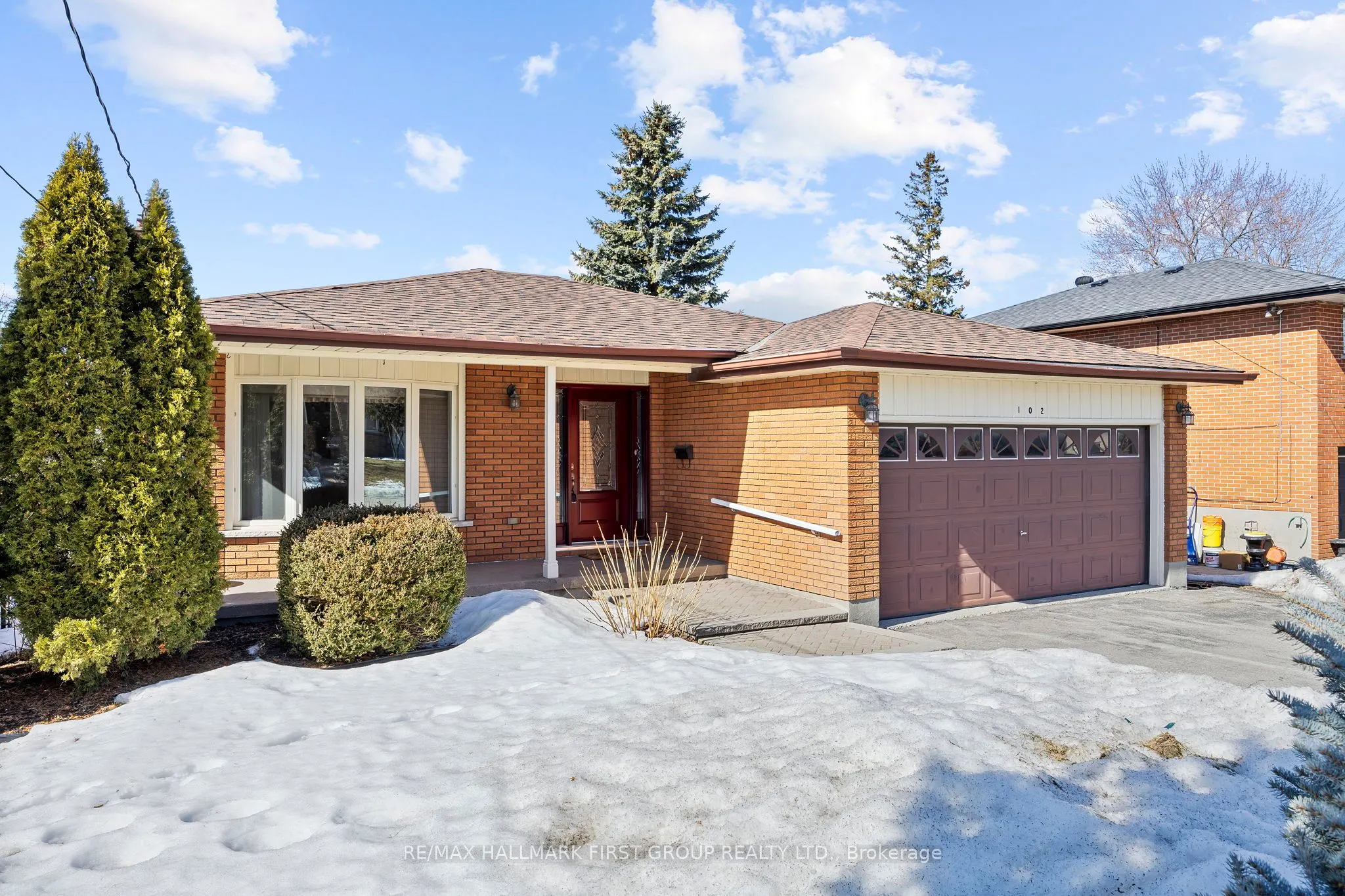 102 Applewood Crescent