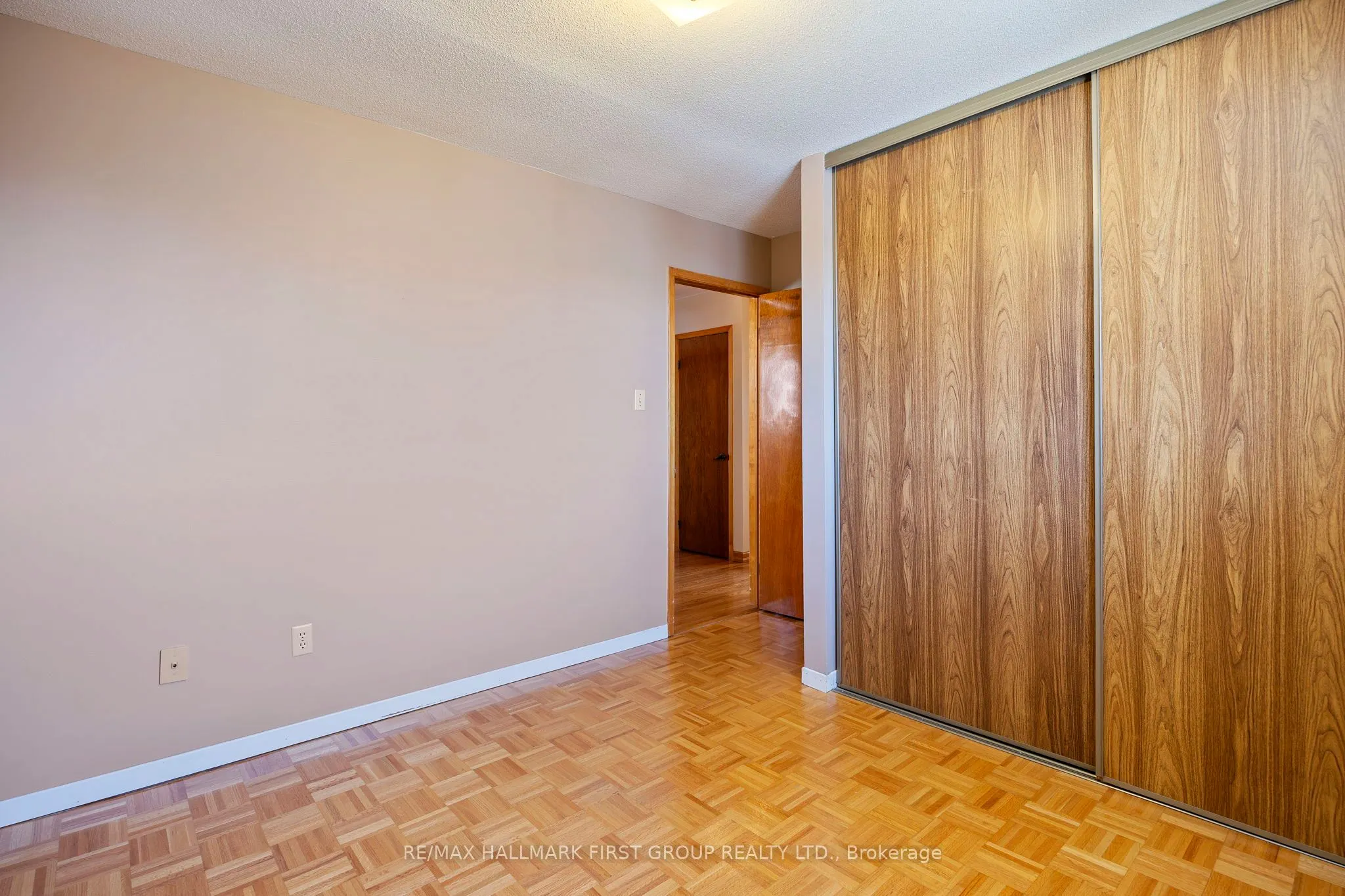 102 Applewood Crescent